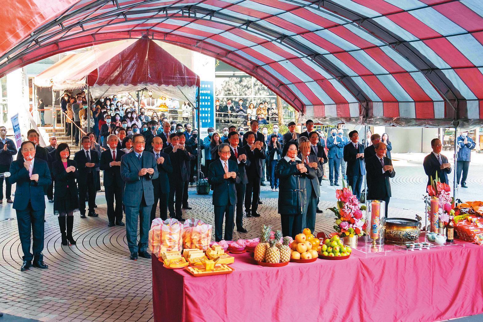 裕隆開工日，嚴陳莉蓮率領集團一級主管一起上香祭拜。（裕隆提供）