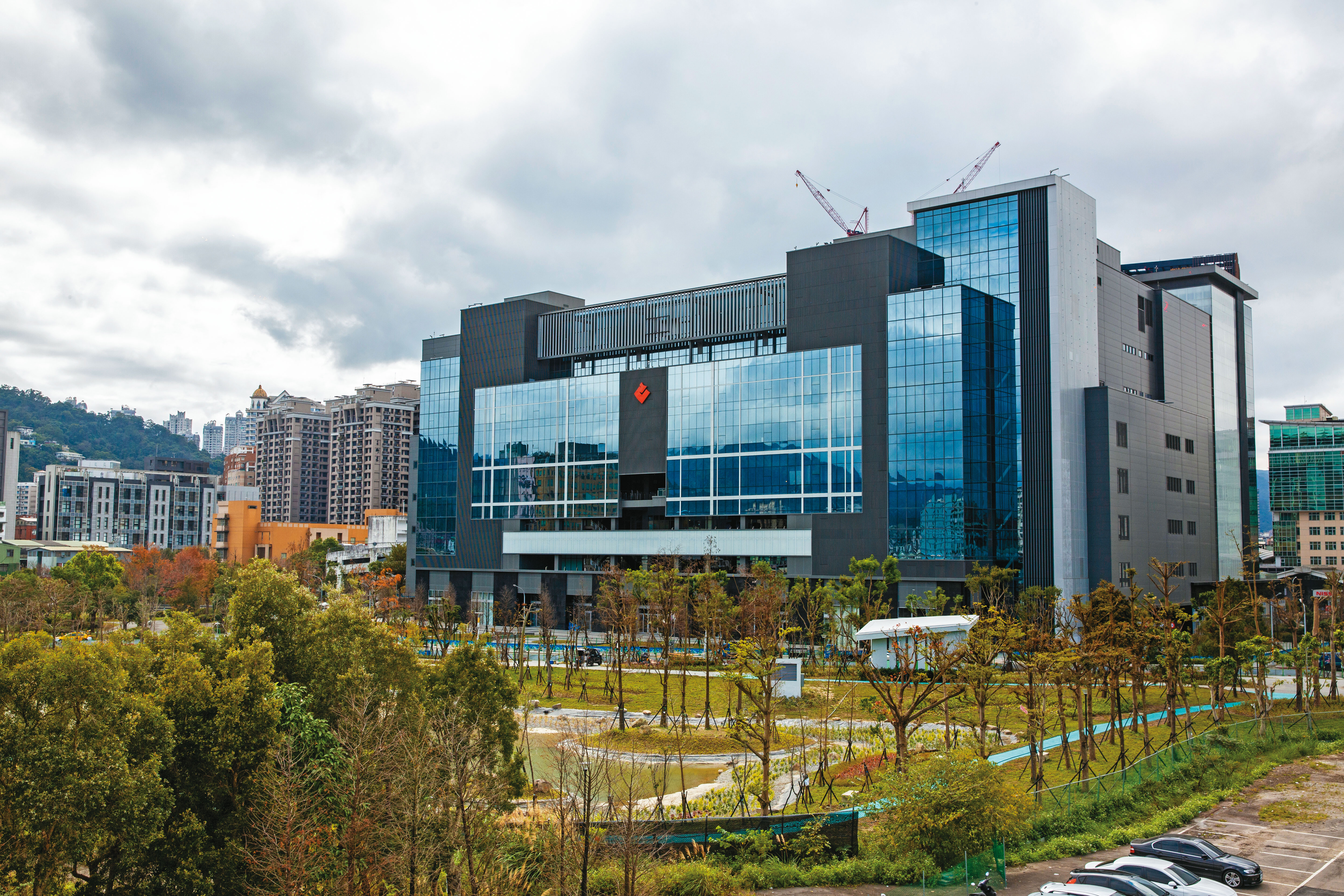 地下3層，地上8層的裕隆城座落於新店中興路，附近有北二高與捷運綠線，交通相當方便。