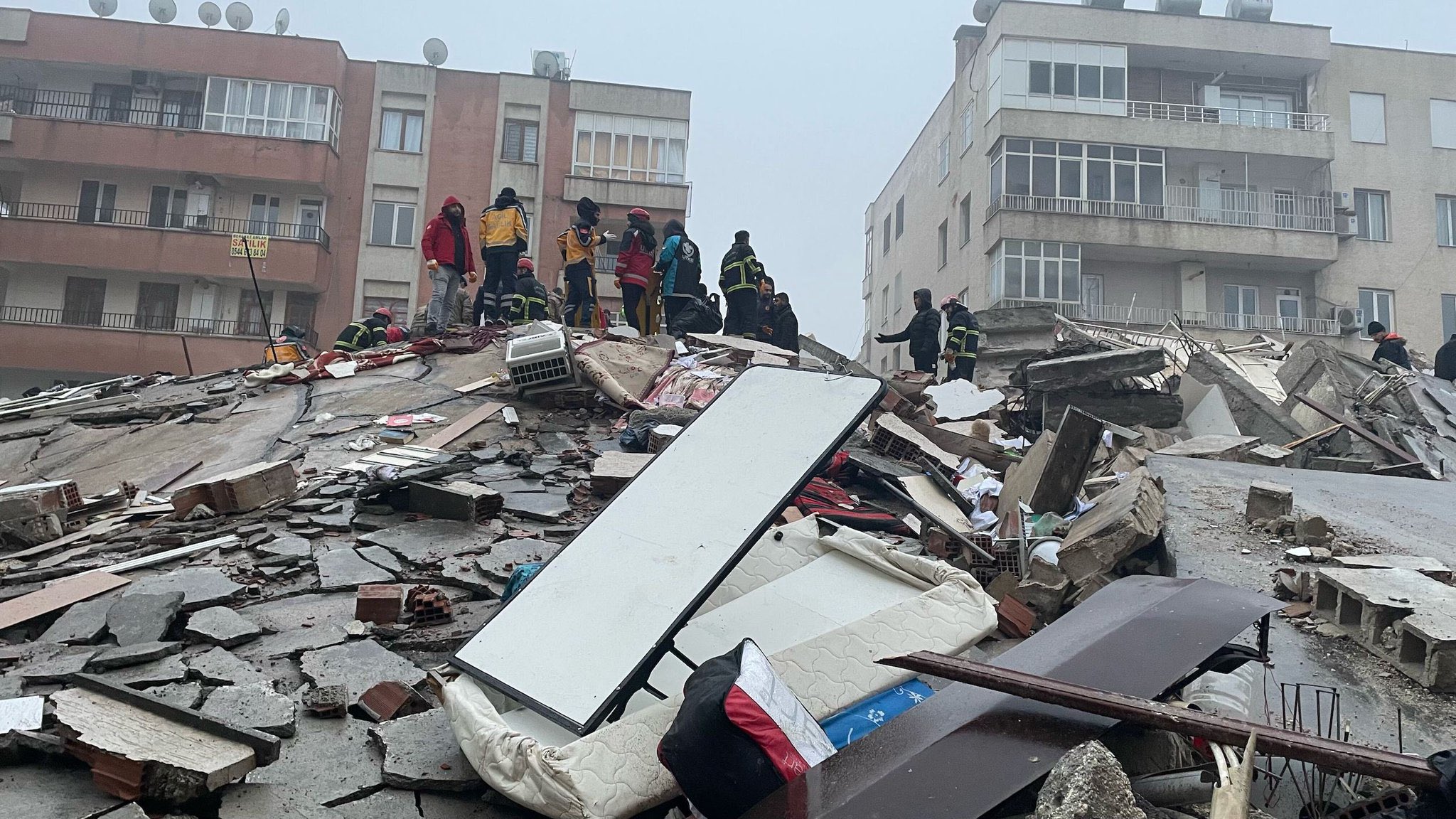 土耳其6日發生芮氏規模7.8地震，加上大震度餘震不斷，使土耳其、敘利亞遭到重創。（翻攝@narrativepk_）