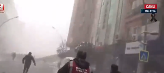 驚悚影片曝光！記者連線旁邊公寓整棟塌，醫師被迫當「劊子手」放棄重症者。（翻自推特）