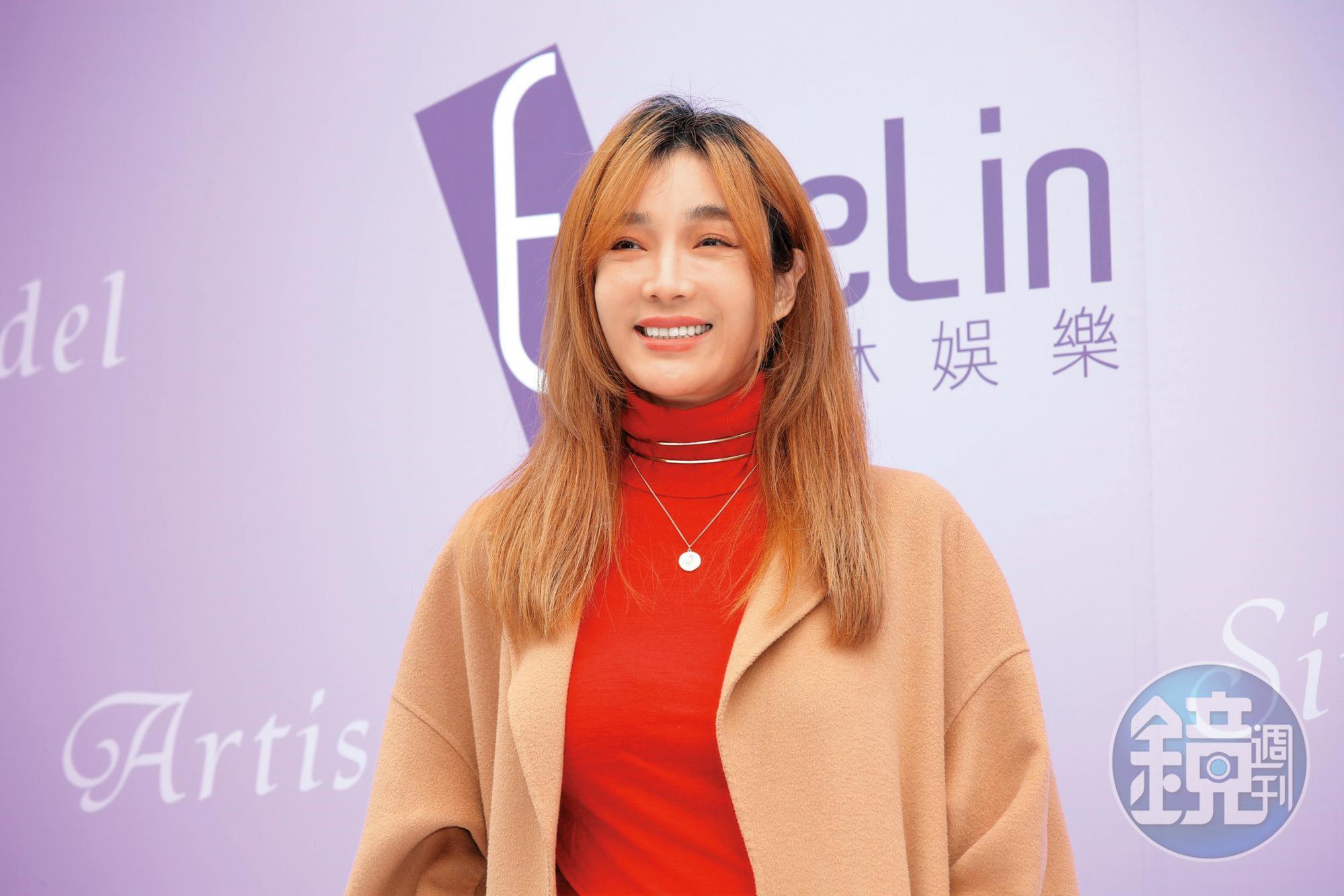 蔡淑臻現身伊林娛樂的新春開工團拜,下巴的肉有點鬆了吼?(手上前幫扶肉)