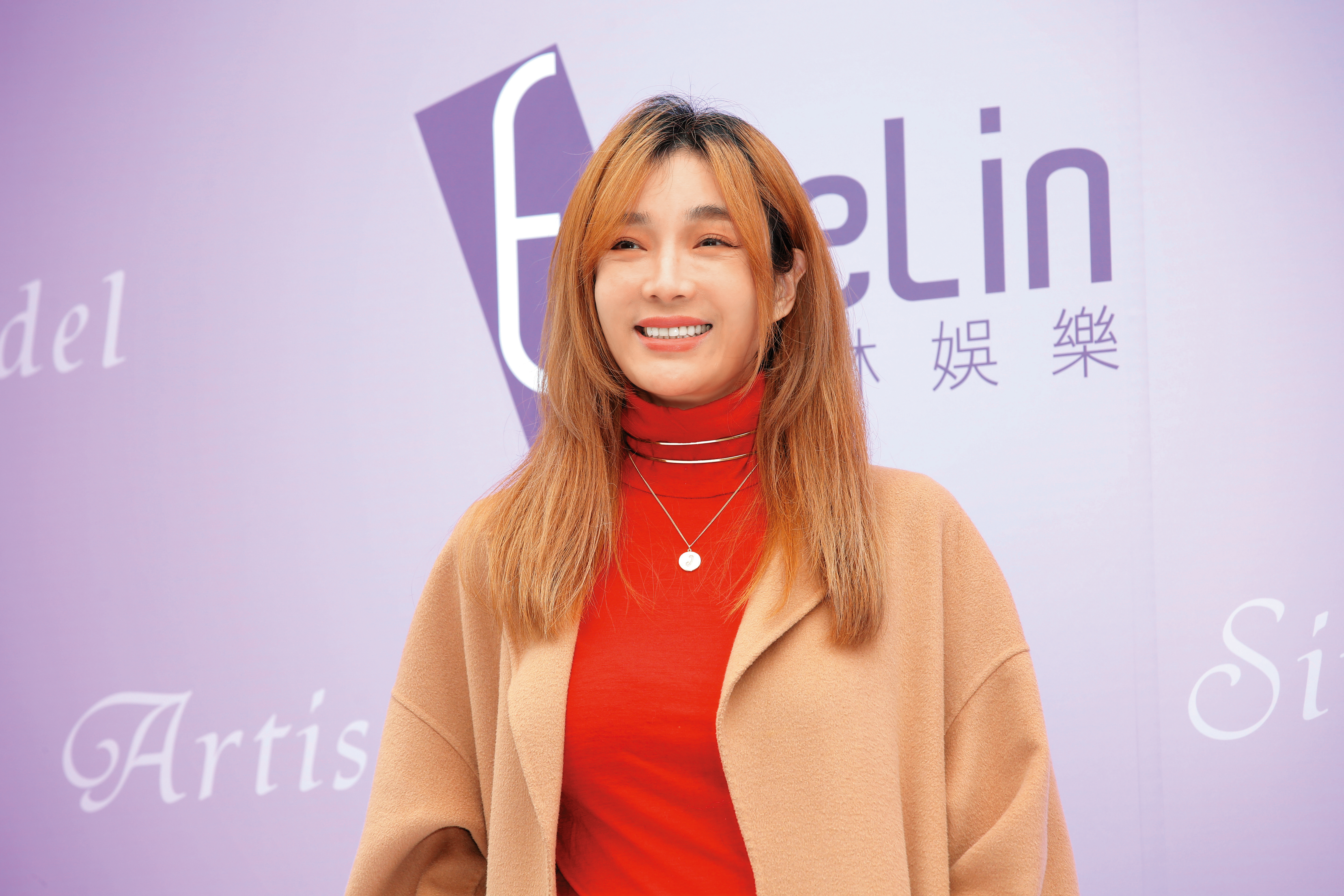 蔡淑臻現身伊林娛樂的新春開工團拜，下巴的肉有點鬆了吼？（手上前幫扶肉）