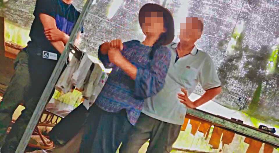 桃園G場經營者王君(中)態度戒備,質問我們的身分和關係,強調沒帶相機就不能入內拍照。