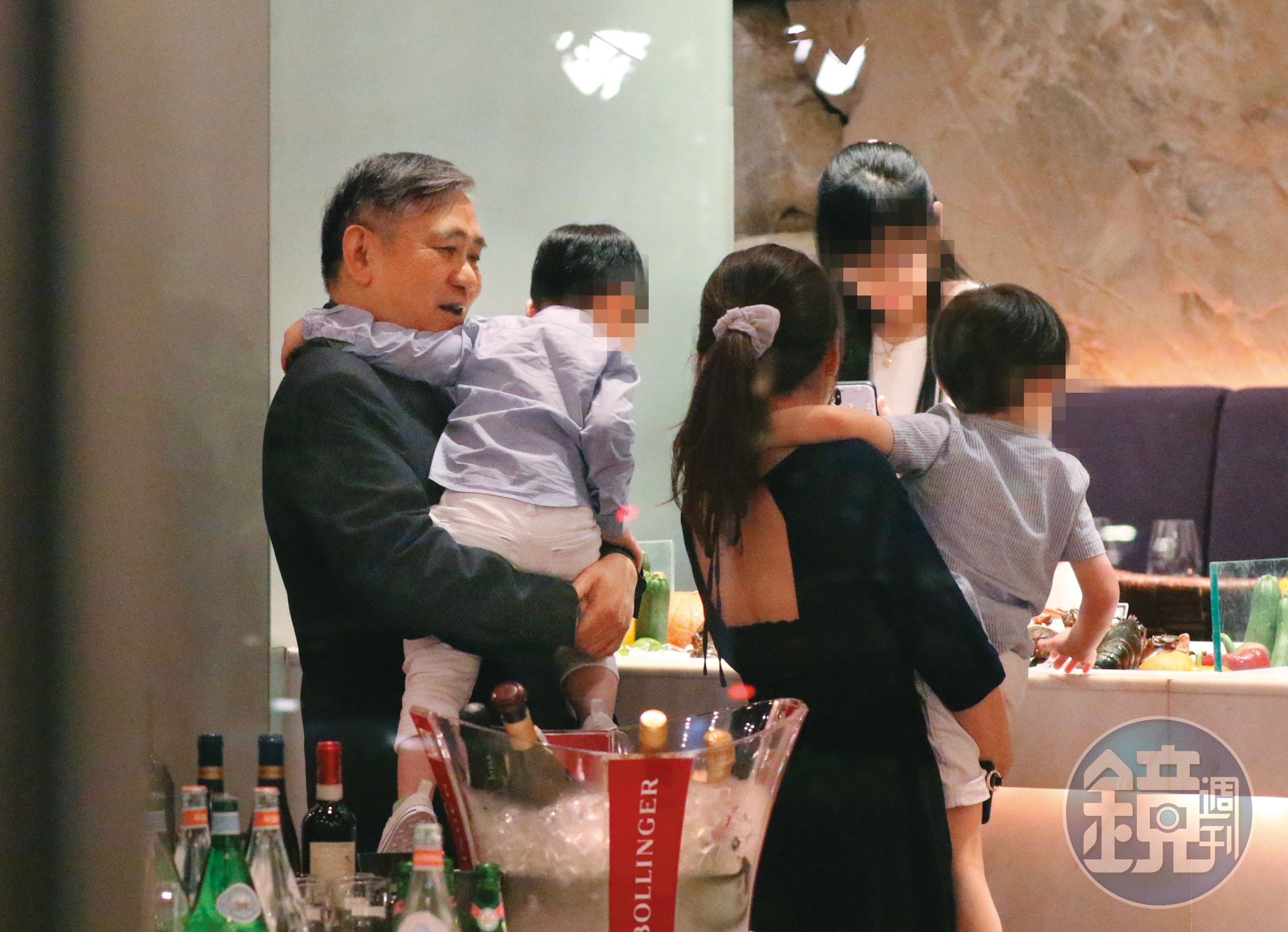 其實在王泉仁不願負責的很多年之間，父親王文洋（左一）在其中幫了不少忙；不過又有一說，麻衣（中）現在都依賴自己之前的存款過活。