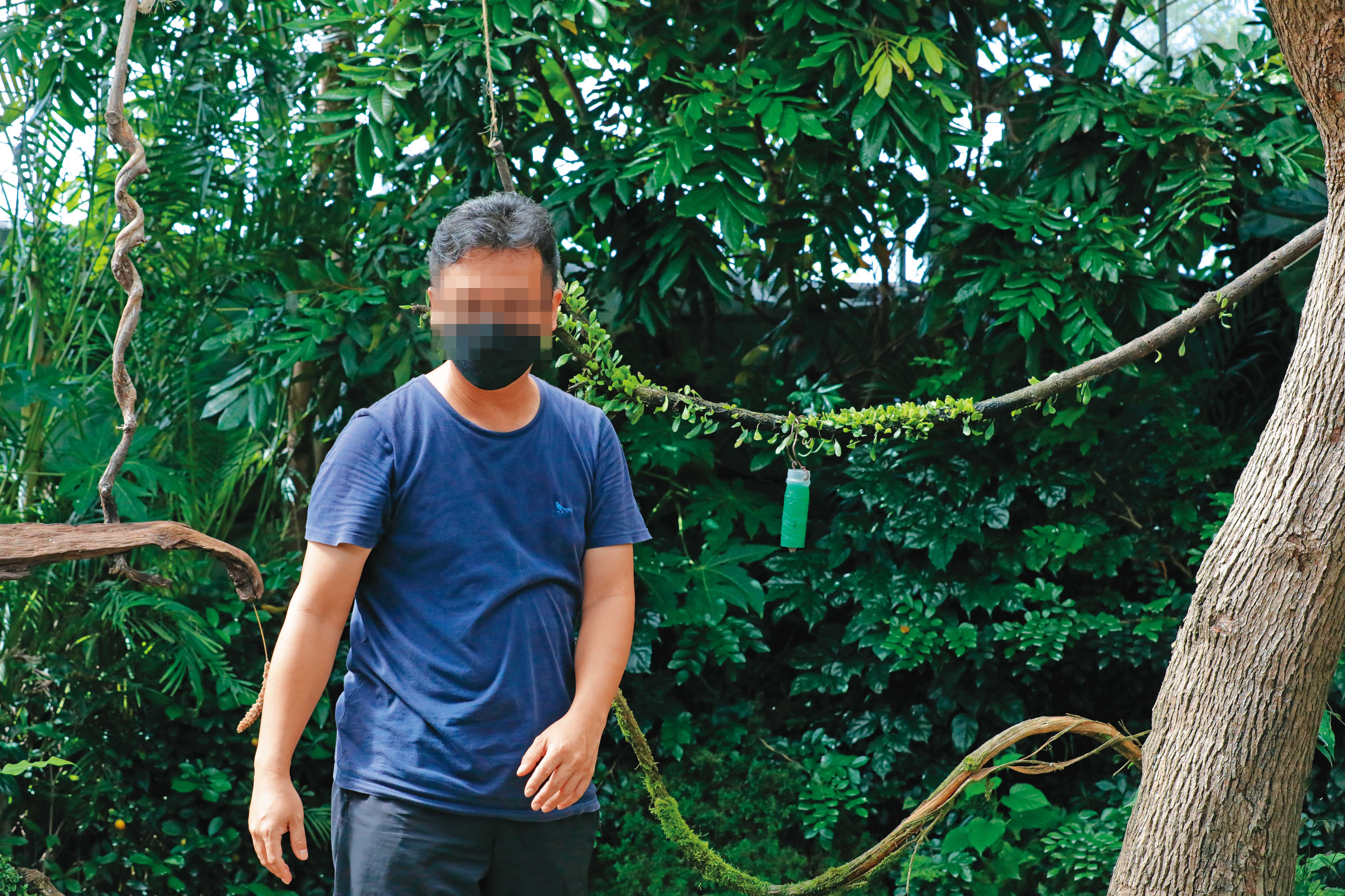 台中鳥場的負責人正在裝設誘食器裡的投餌。