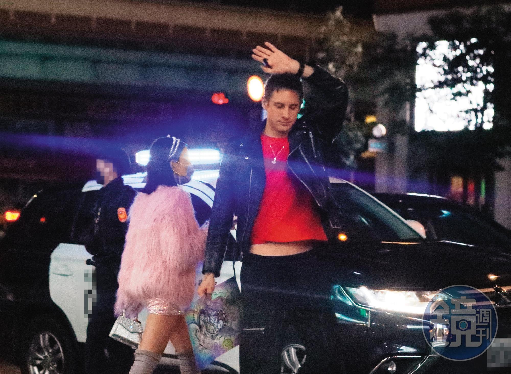 1/12 03：54 本刊直擊方馬丁跟牛奶兒深夜參加聚會後，準備同搭計程車，一起回家。