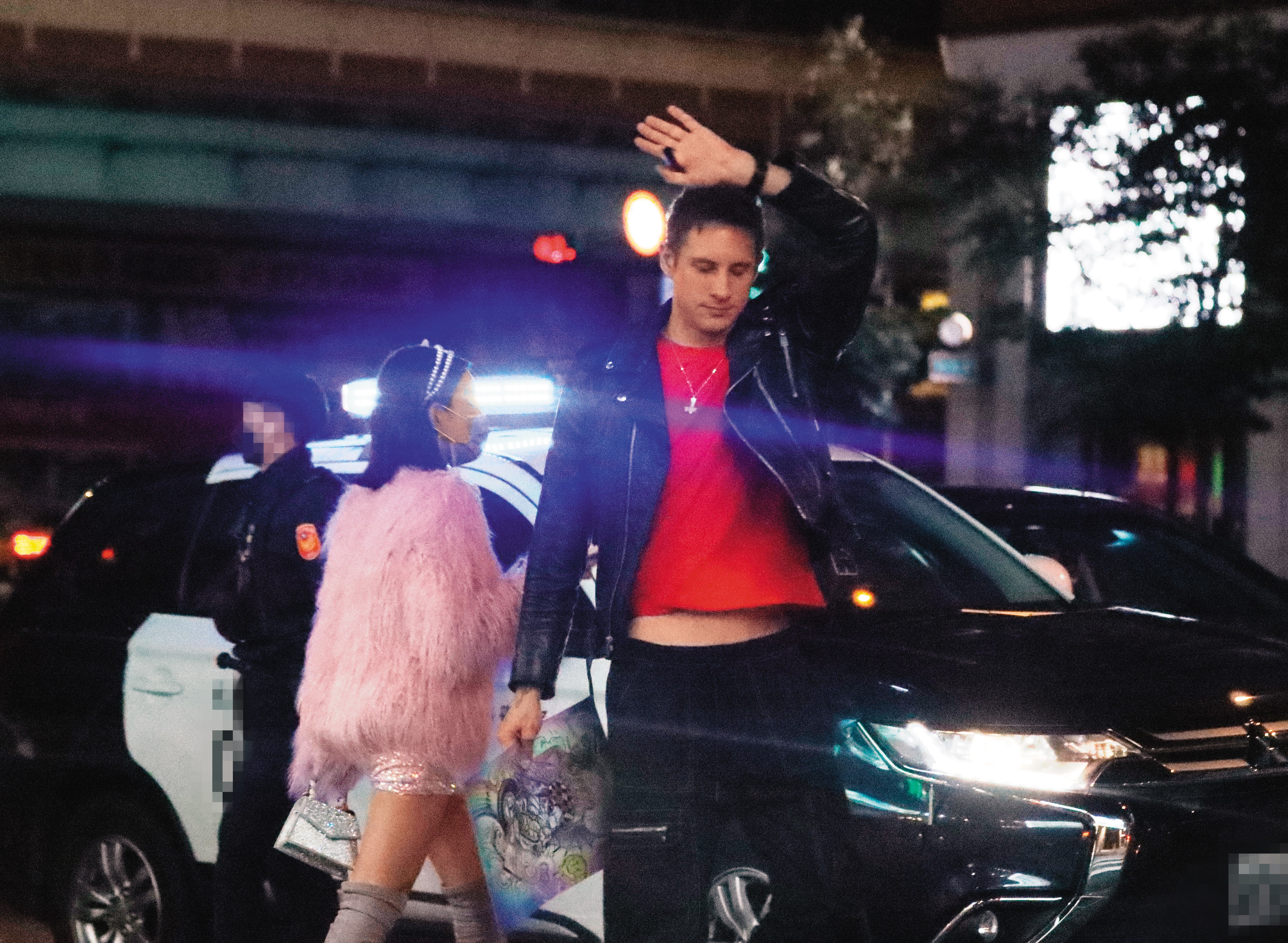 1/12 03：54 本刊直擊方馬丁跟牛奶兒深夜參加聚會後，準備同搭計程車，一起回家。