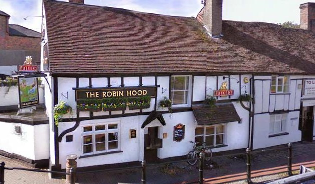基努李維當天現身「The Robin Hood」酒吧。(翻攝The Robin Hood Tring臉書)