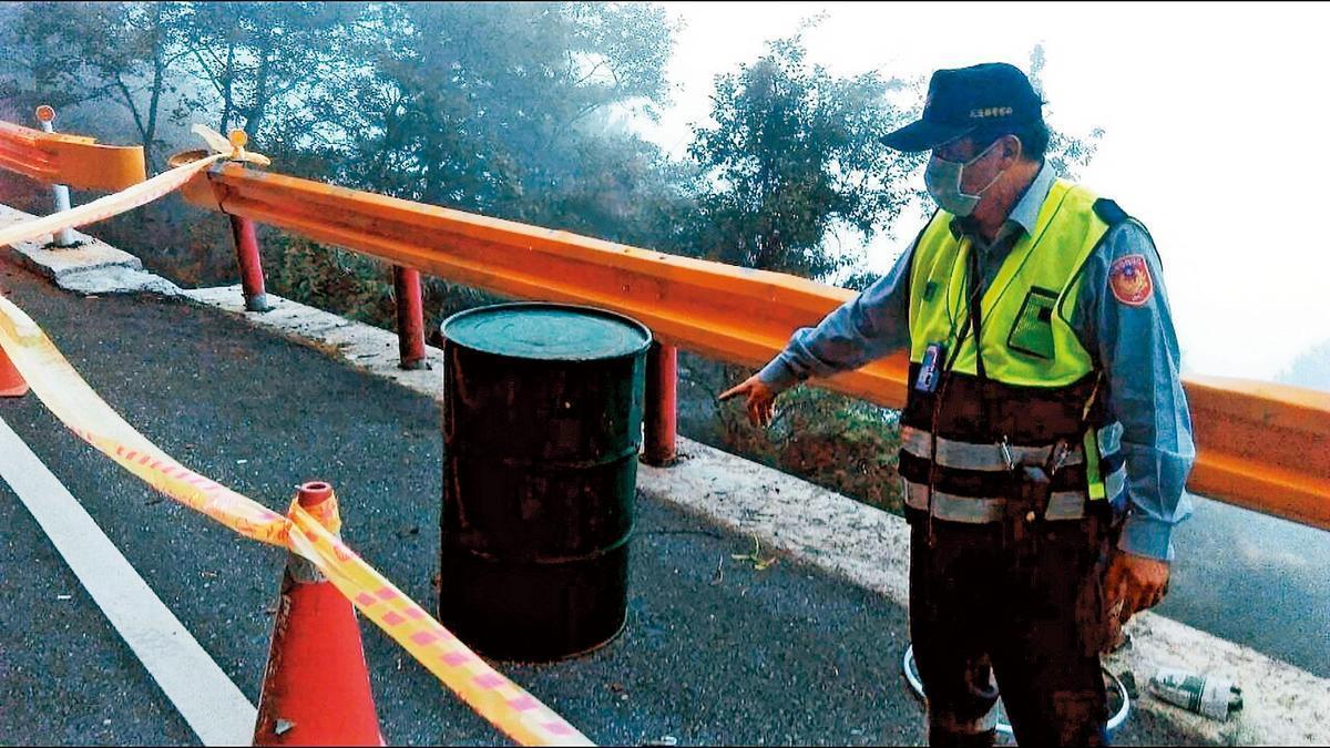 警方在中橫公路山谷底找到第一個桶屍，招魂時意外找到第二桶屍。（資料照片）