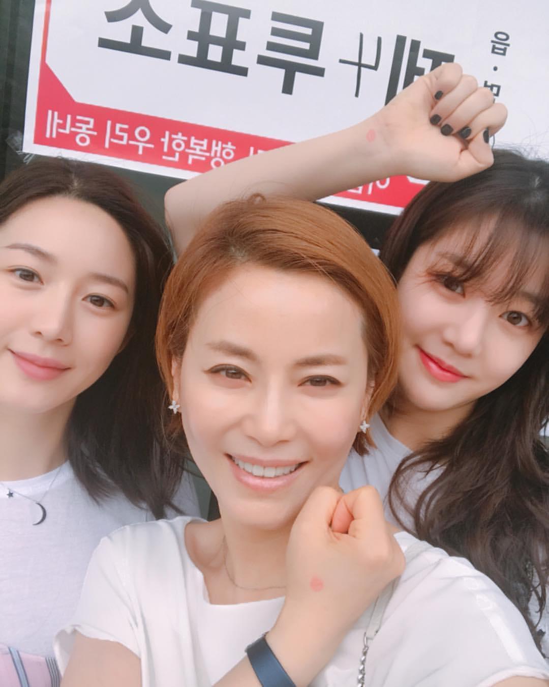 李多寅與妹妹李侑菲是韓國演藝圈有名姐妹花，媽媽甄美里也是韓劇熟面孔。（翻攝李多寅IG）