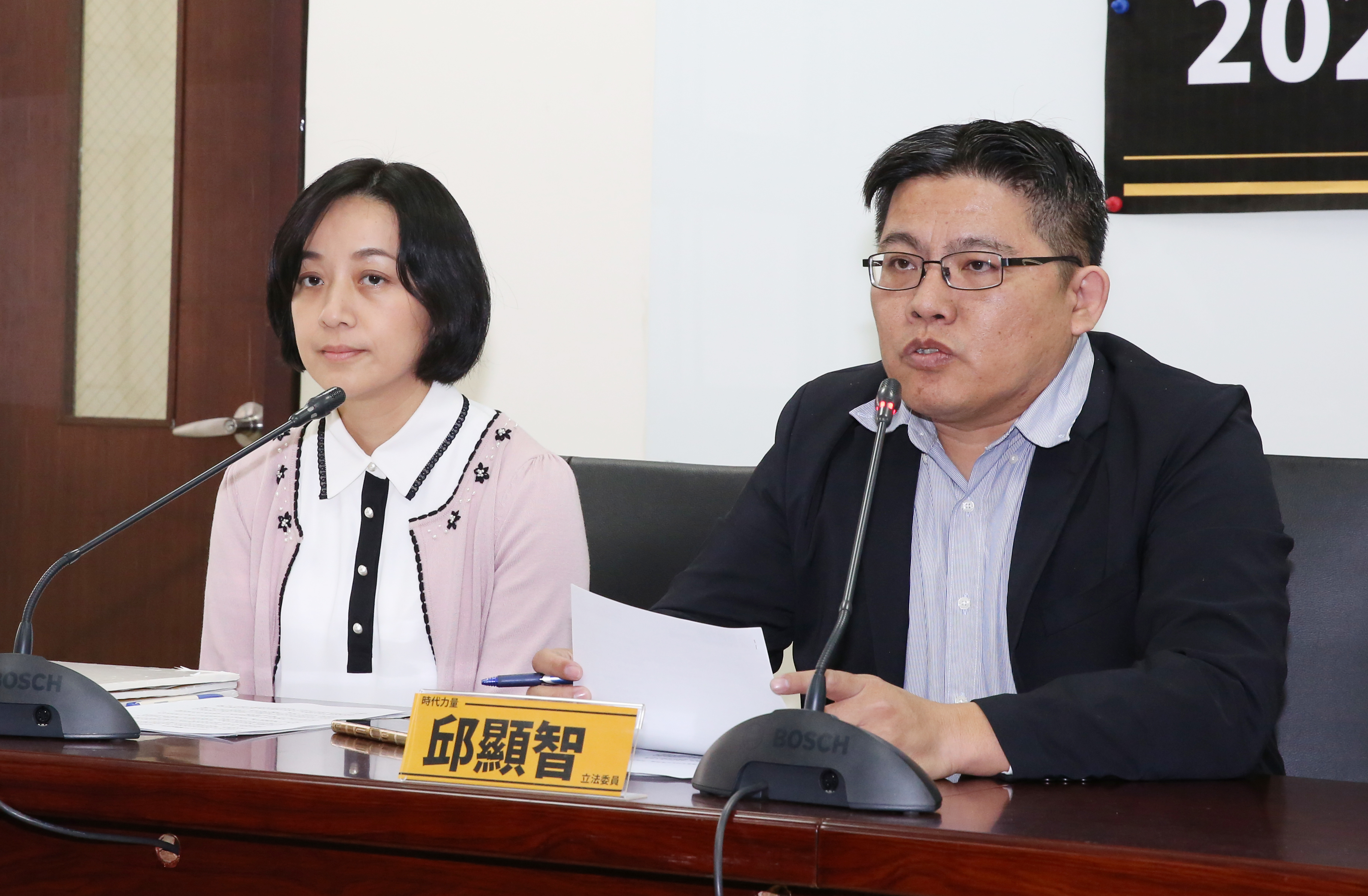 王婉諭（左起）、邱顯智指出，國安高層想提早搭機被阻，因此在機場爆發爭執，還對基層咆哮，質疑是耍官威。（本刊資料照）