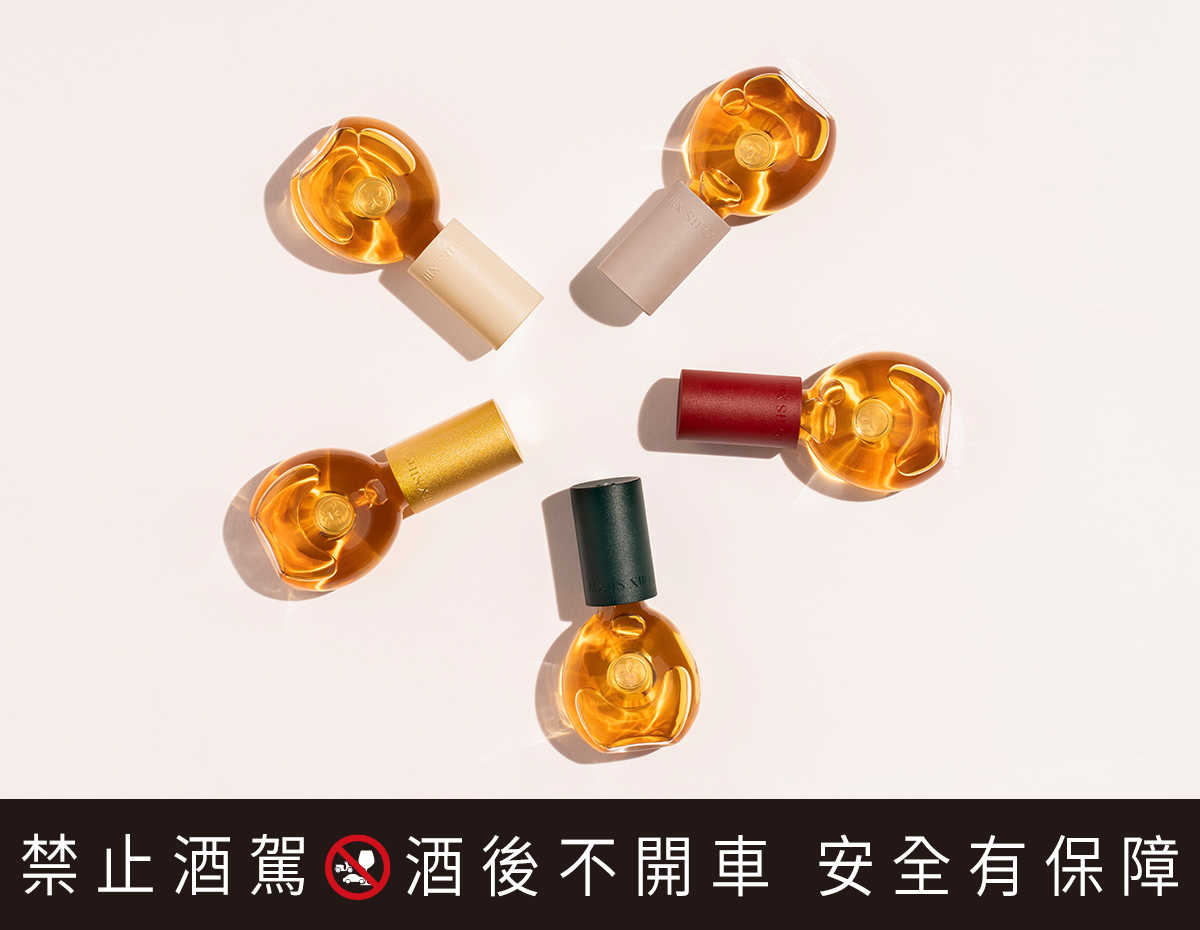 金、綠、紅、白、杏鮮明優雅的瓶頭色彩，可以隨著心情變化或穿搭選擇不同搭配。