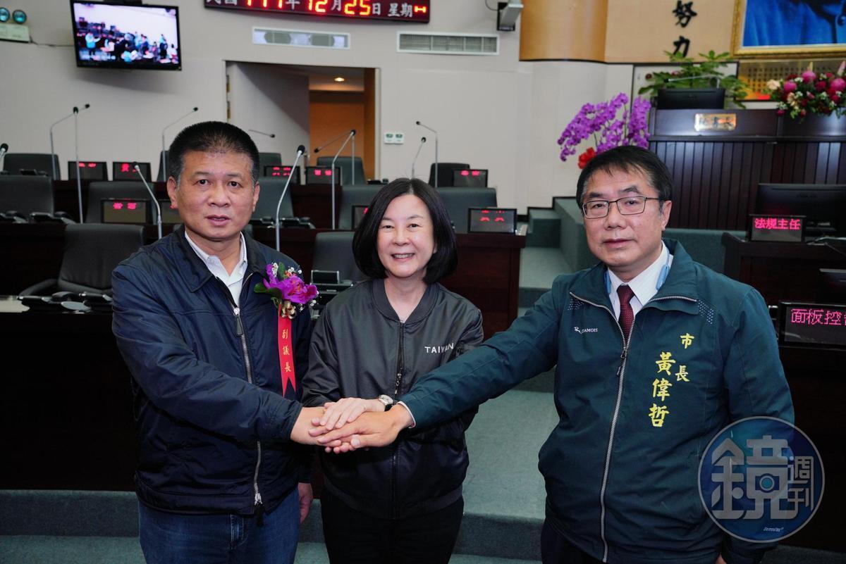 中評會今開會決議,台南議長邱莉莉(中)、副議長林志展(左)停權3年。左為台南市長黃偉哲。(本刊資料照)