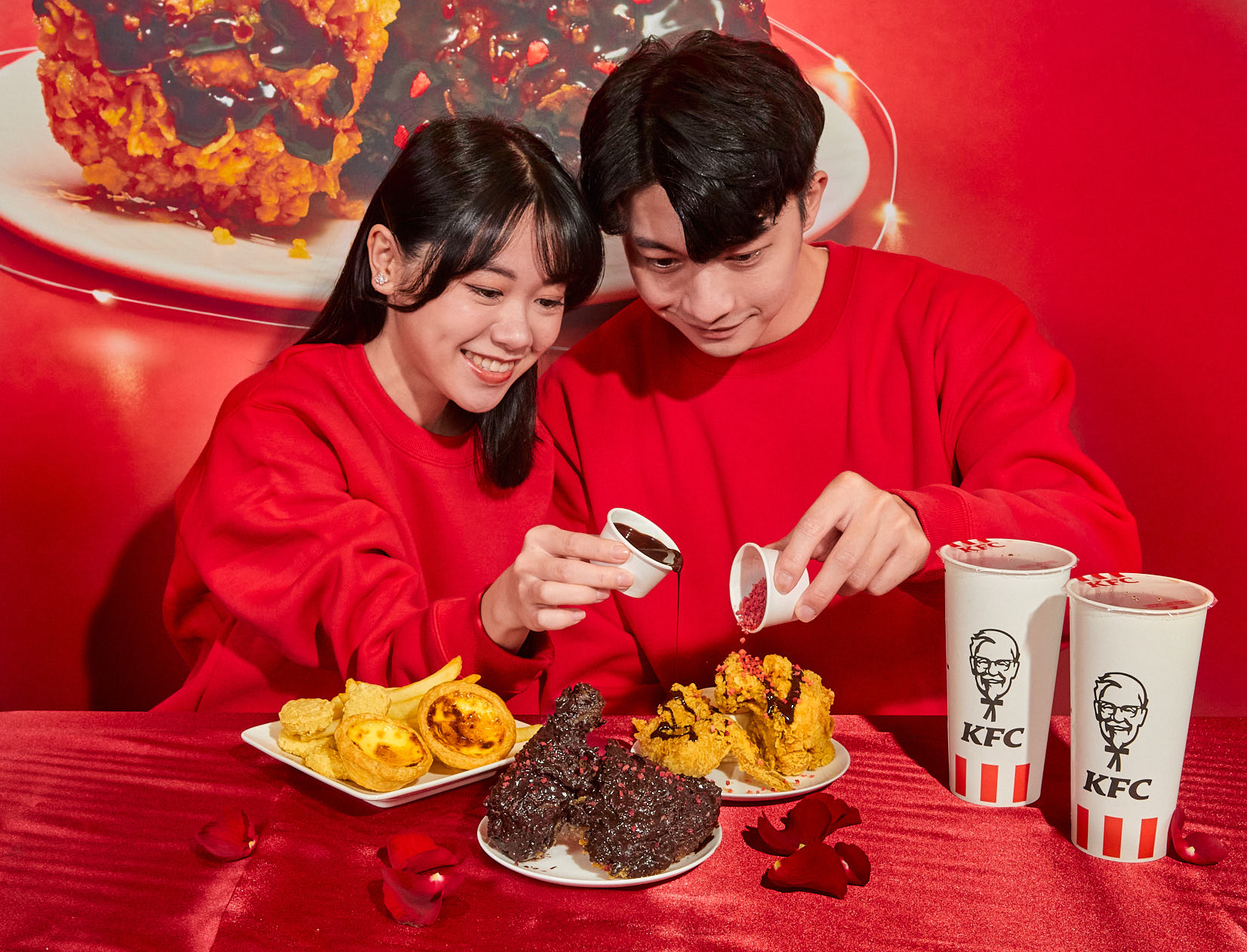 肯德基在情人節前夕推出「愛情醬淋 可可脆雞餐」浪漫禮盒。（肯德基提供）
