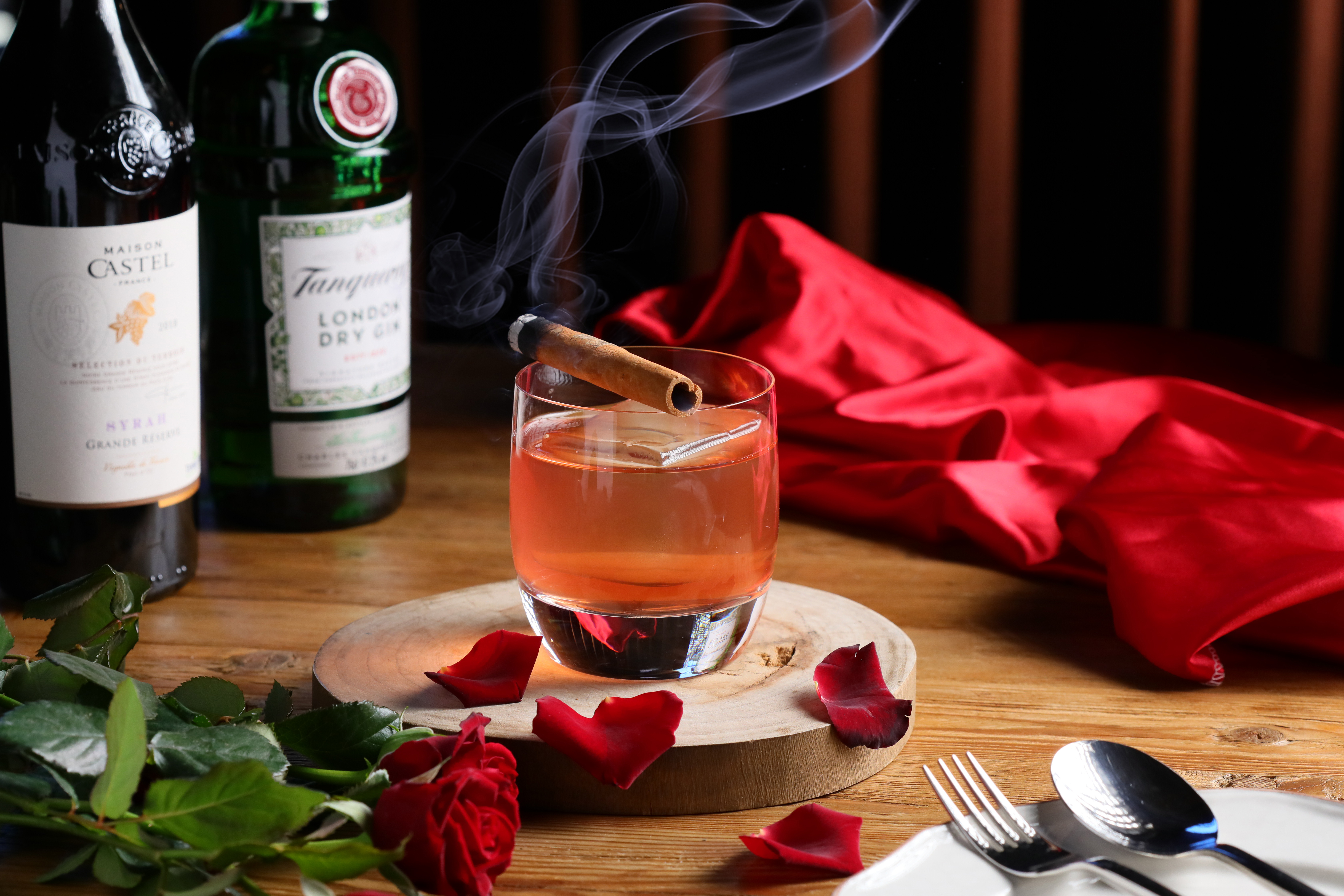 「Gift」基調是坦奎利琴酒的杜松子，搭上榛果、杏仁與蜂蜜，紅酒的莓果感讓口感更繽紛。（400元／杯）