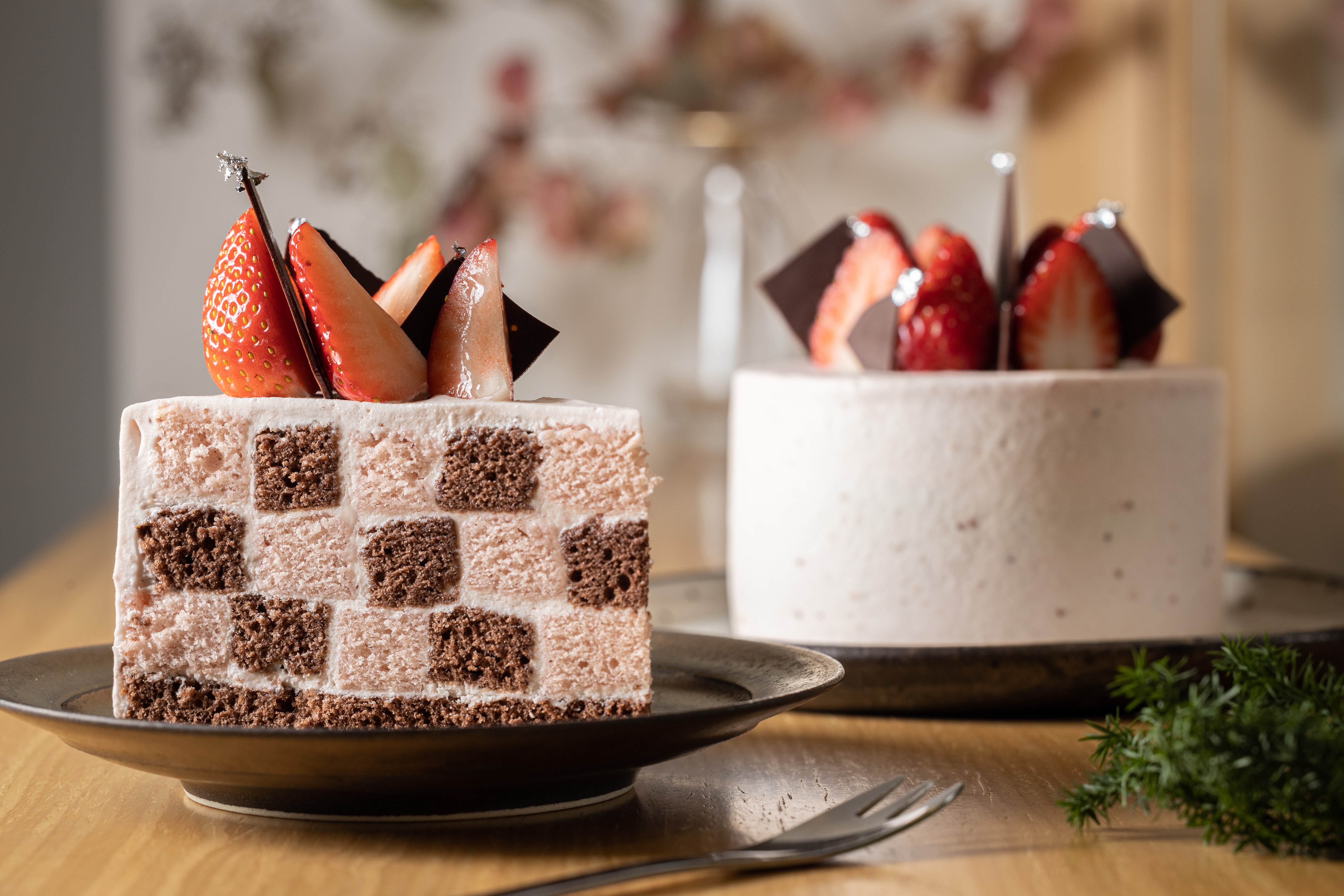 「粉紅草莓巧克力棋格」光看斷面就知道非常費工，蛋糕體濕潤不膩。（260元／片；1,250元／4吋）