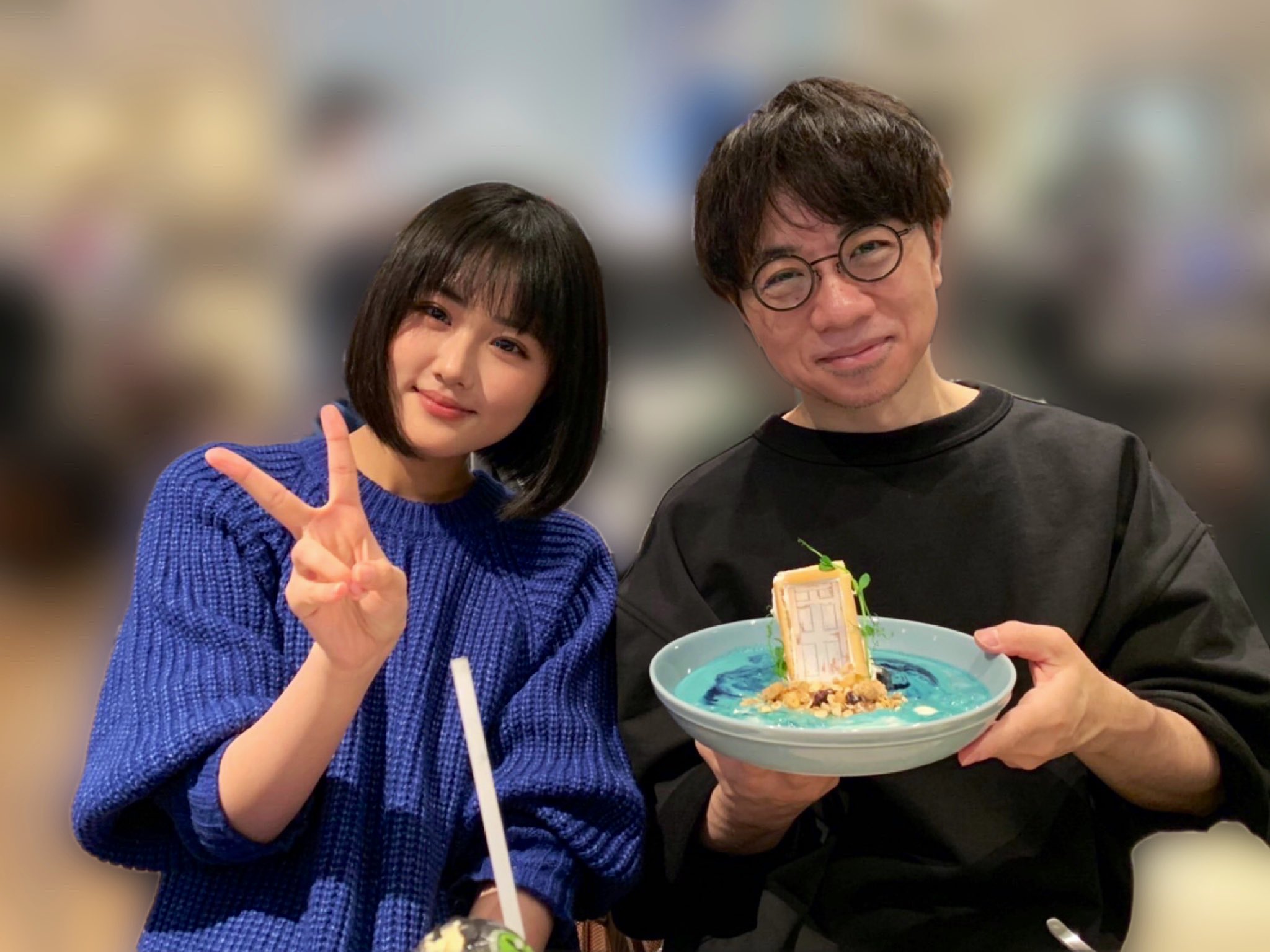 《鈴芽之旅》替女主角鈴芽配音的原菜乃華（左）與導演新海誠一起造訪日本的主題咖啡廳。（翻攝自《鈴芽之旅》Twitter）