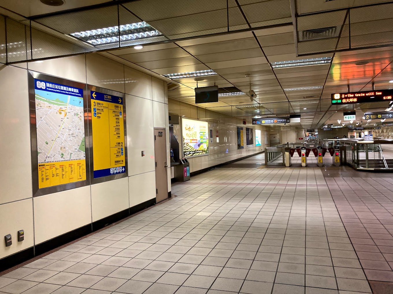 頭前庄捷運站1號出口的地標，由於幾乎能包辦人生而引起話題。（翻攝自Google Maps）