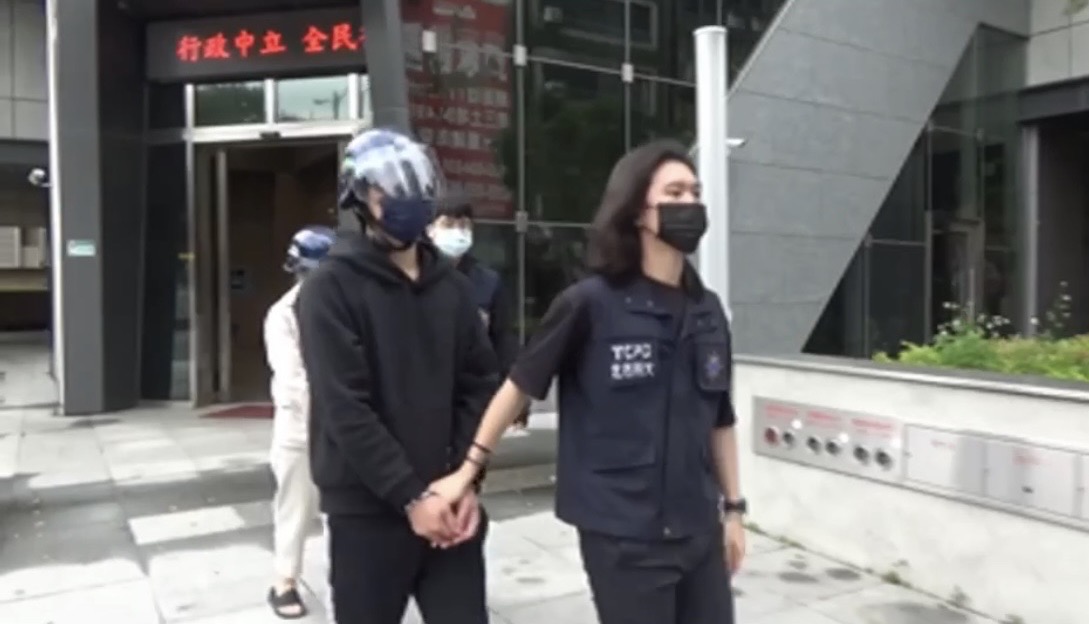 女通緝犯與夫遭警方移送法辦。（翻攝畫面）