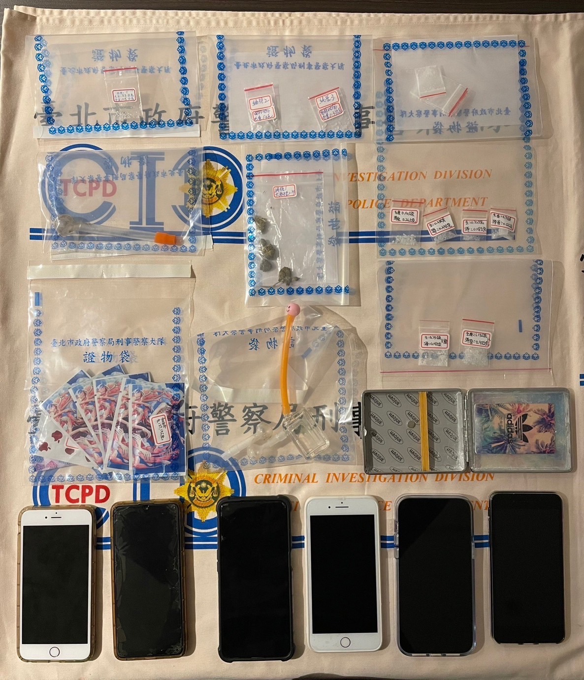 警方查扣證物。（翻攝畫面）