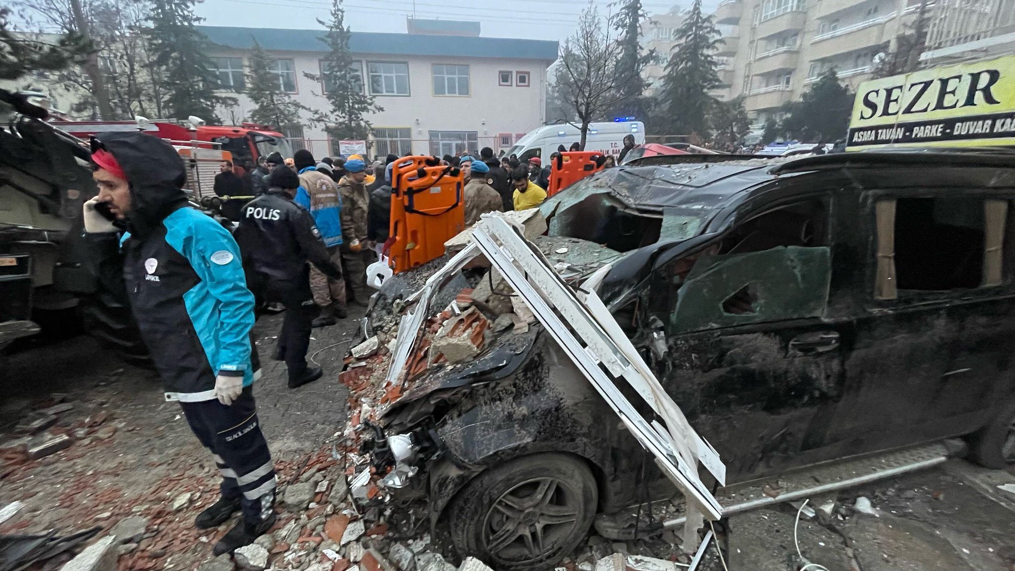 土耳其南部與敘利亞邊界發生芮氏規模7.8強震，據最新數據顯示，2國的死亡人數已達33,181人。（翻攝推特@narrativepk_）