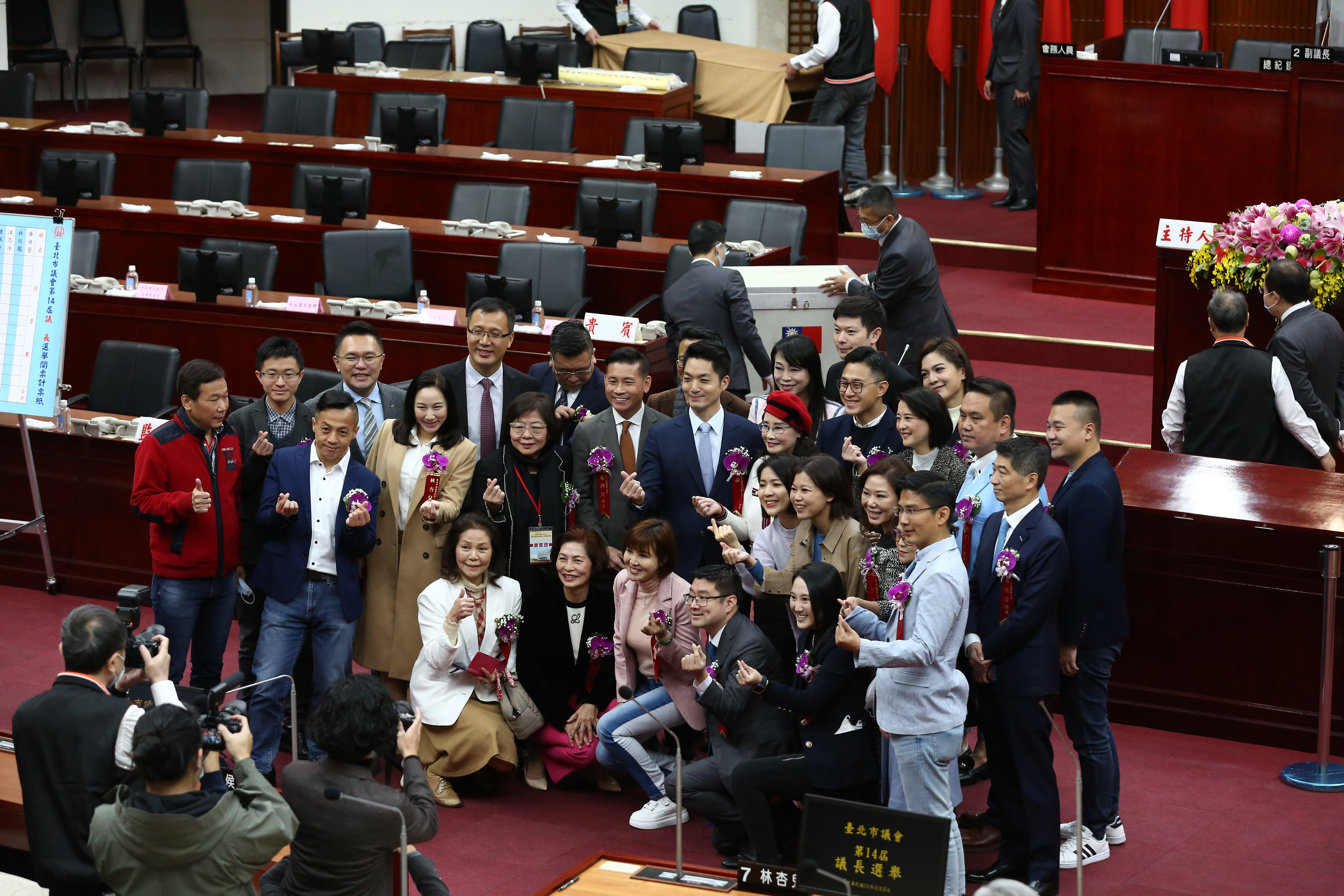 本屆議員去年底才剛當選就職，除了王鴻薇已經參加補選成為立委，國民黨又傳出有8名議員要爭取2024立委提名。