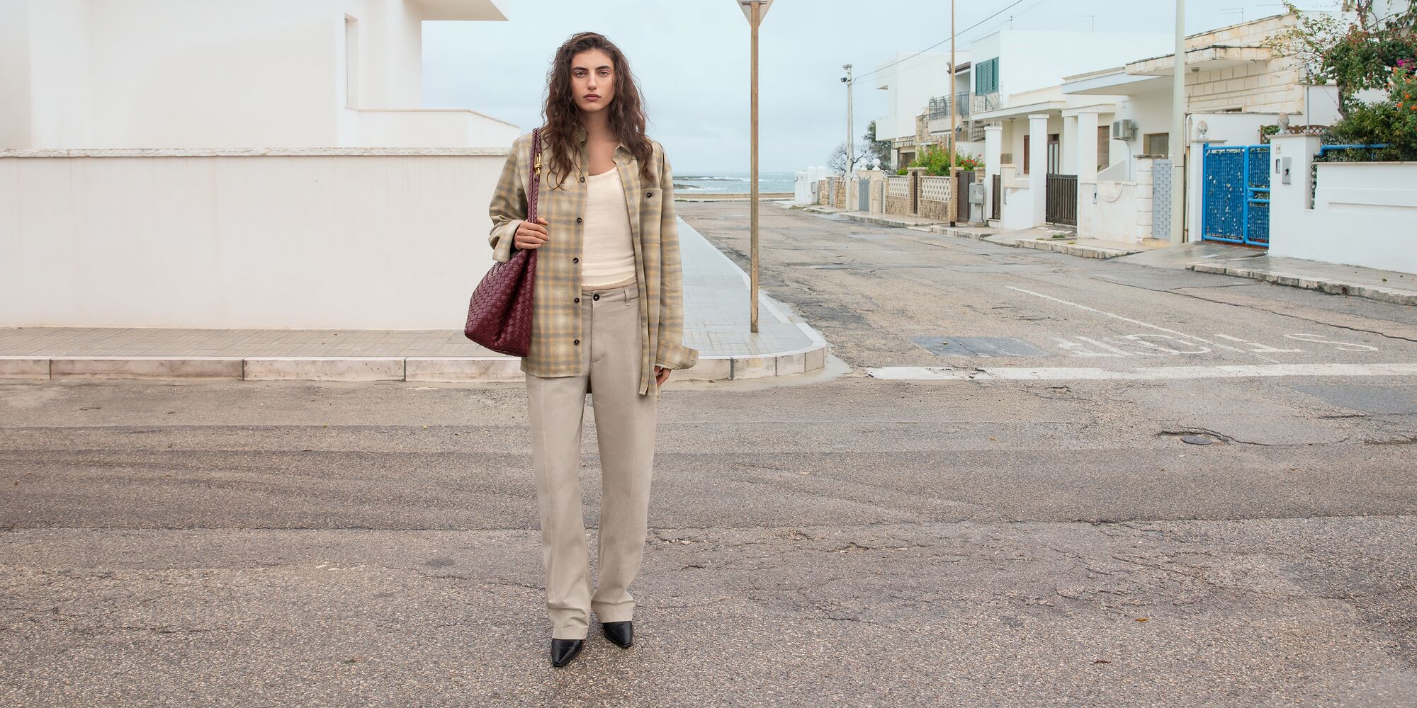 BOTTEGA VENETA全新包款Andiamo涵義為Let’s  go，符合現代人的生活模式與態度。Andiamo酒紅色編織羊皮大型手提包。NT$238,600（翻攝自BOTTEGA VENETA官網）