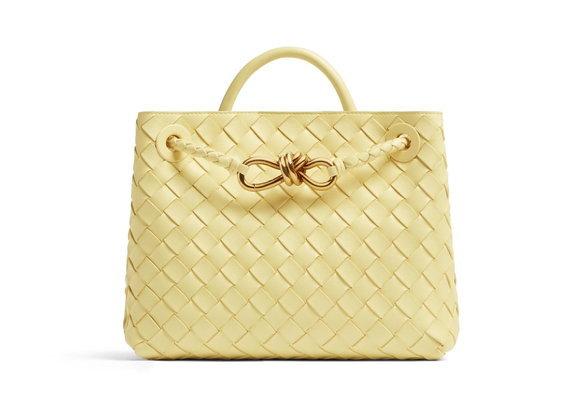 Andiamo冰淇淋色編織羊皮小型手提包。NT$119,300（BOTTEGA VENETA提供）