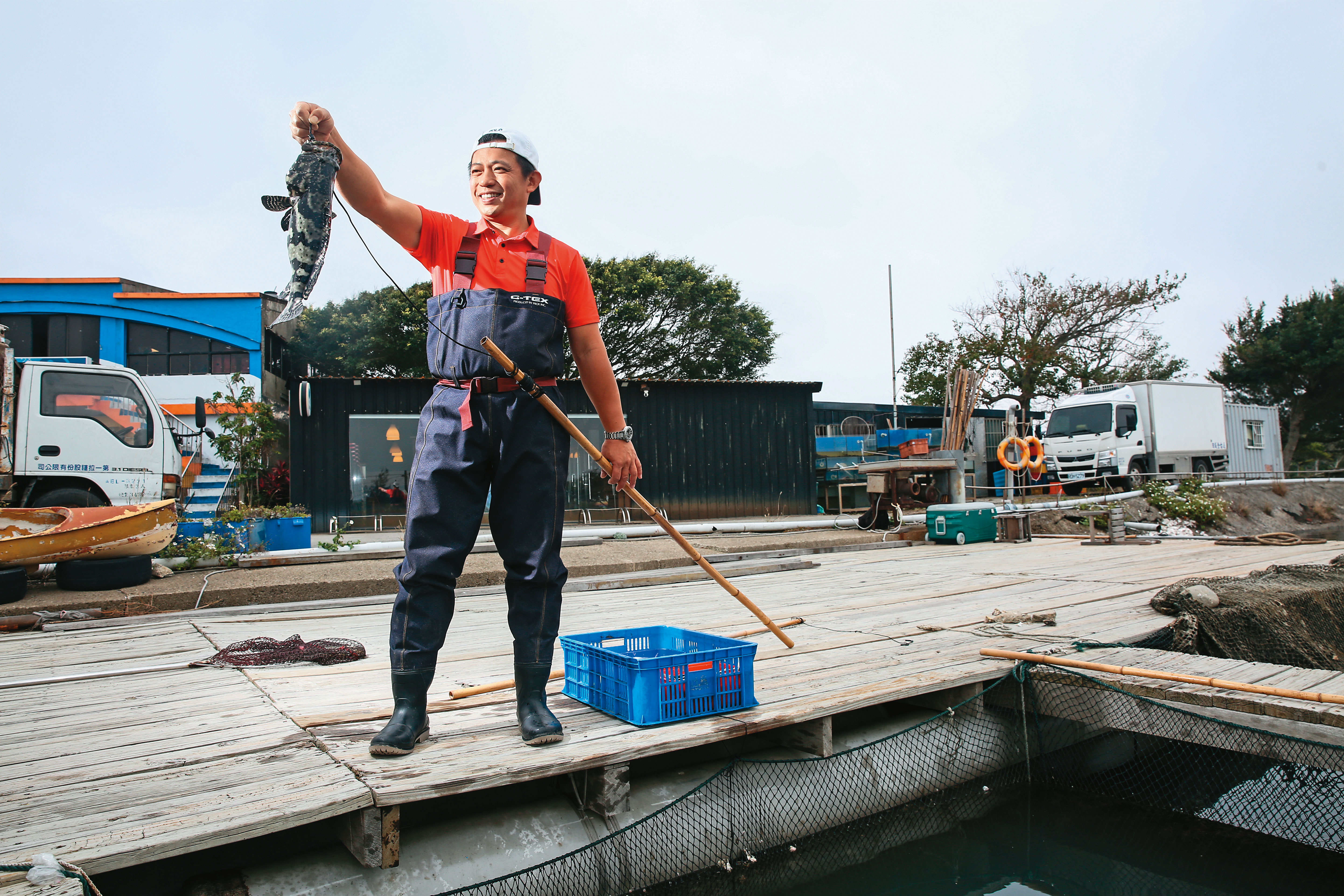 陳彥呈善用老家魚寮資源，經營從產地到餐桌零時差的無菜單料理餐廳「藍鯨魚寮」。