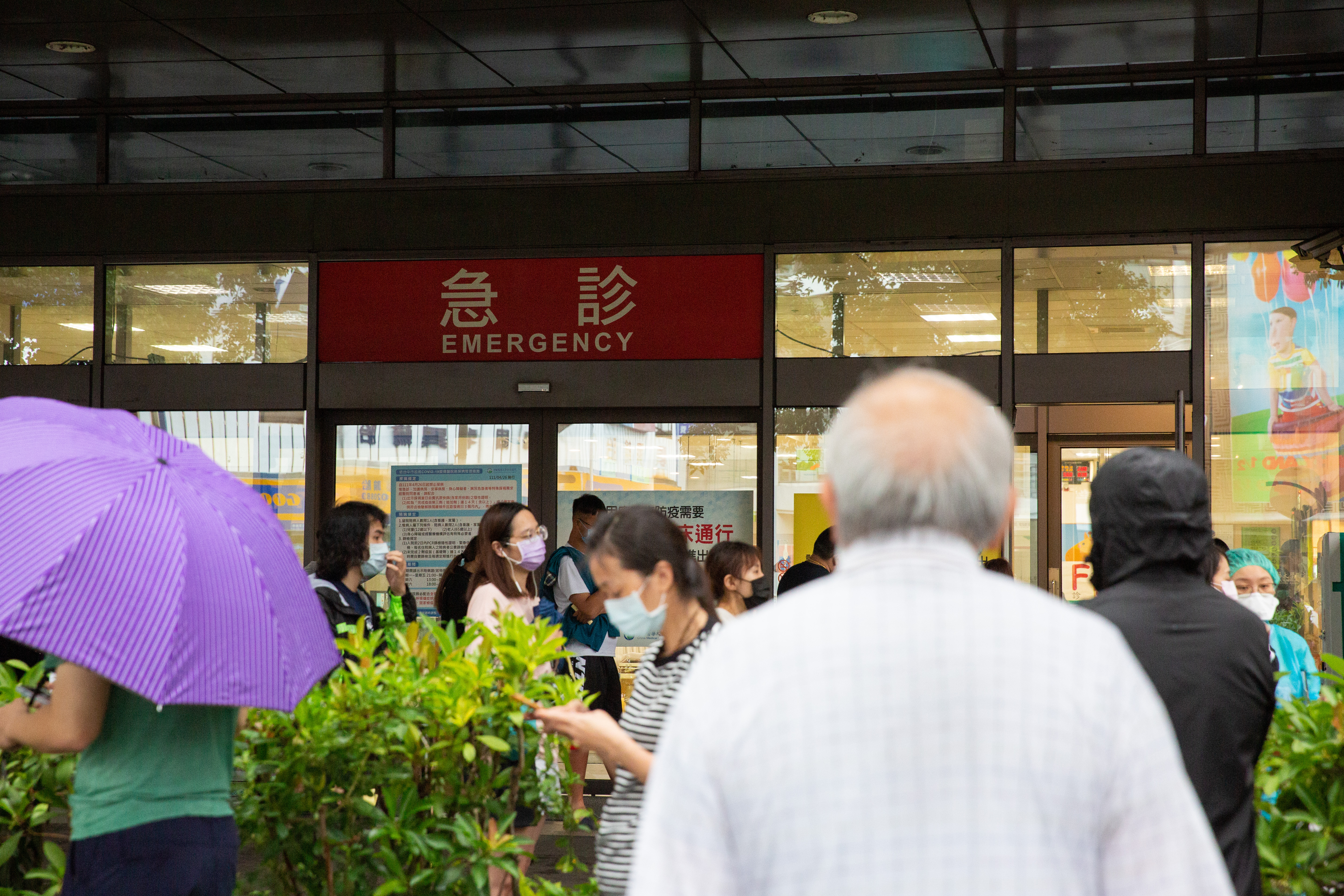 3大病毒感染數增加，就有兒科醫師指出，最近診所、急診、病房通通都滿出來了。（示意圖，本刊資料照）