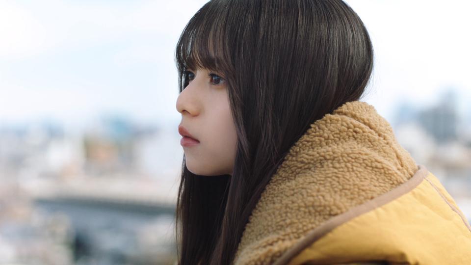 齋藤飛鳥去年從乃木坂46畢業,她在《不存在於此的事物》MV最後,留下寫著「我出發了」的紙條。(Sony Music 提供)