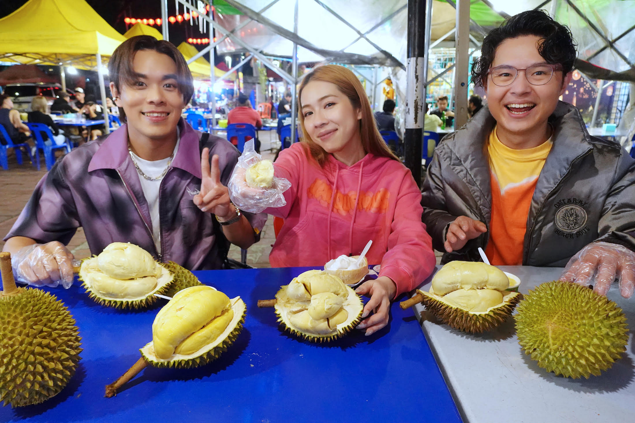 告五人首次星馬演出大成功，吃遍美食實現「榴槤自由」願望狂嗑5顆榴槤。（相遇音樂提供）