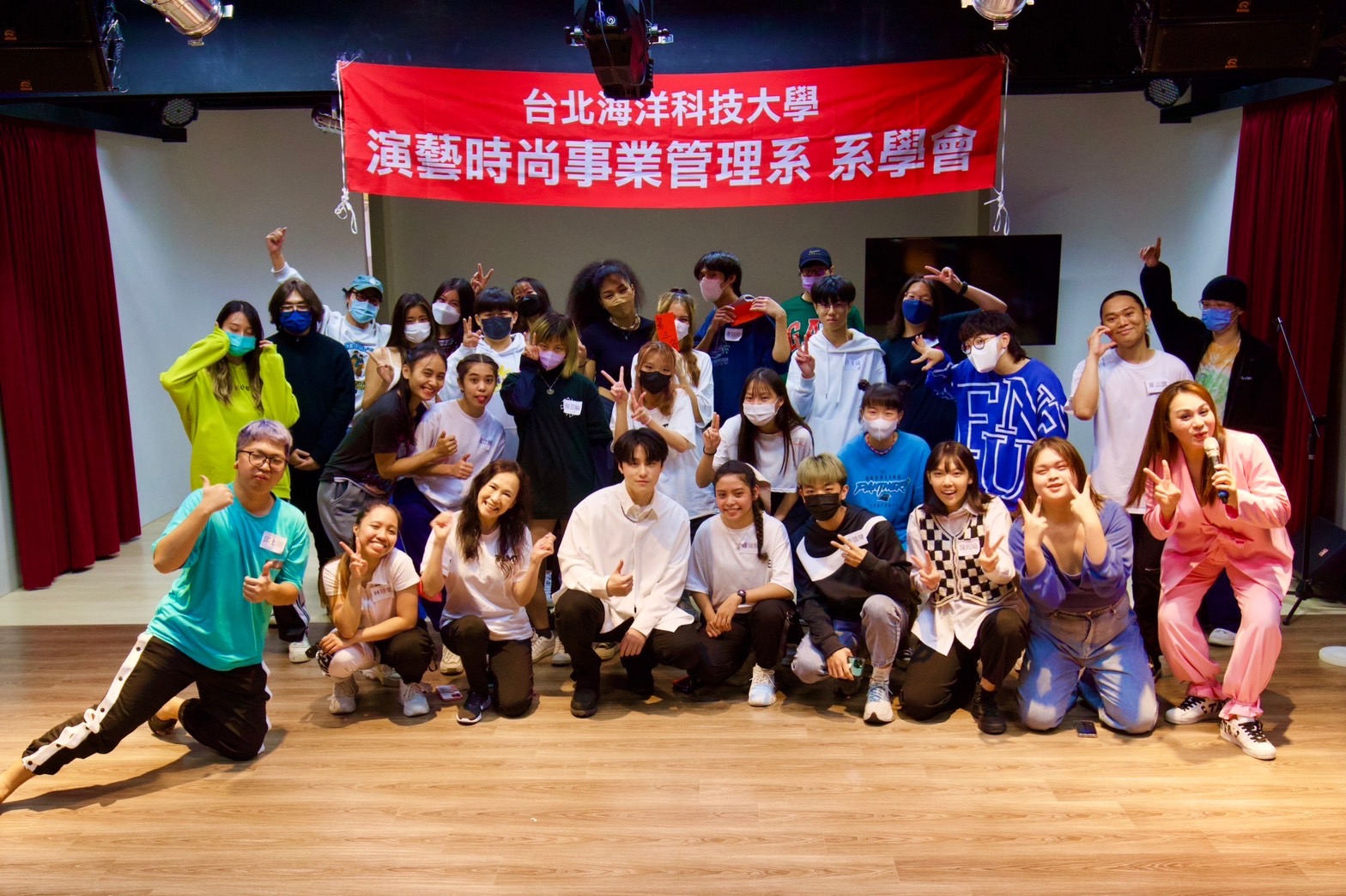 蔡作園（前排左4）為台北海大學生開設「偶像練習生」講座，並下場檢驗同學的唱跳功力。（台北海大提供）