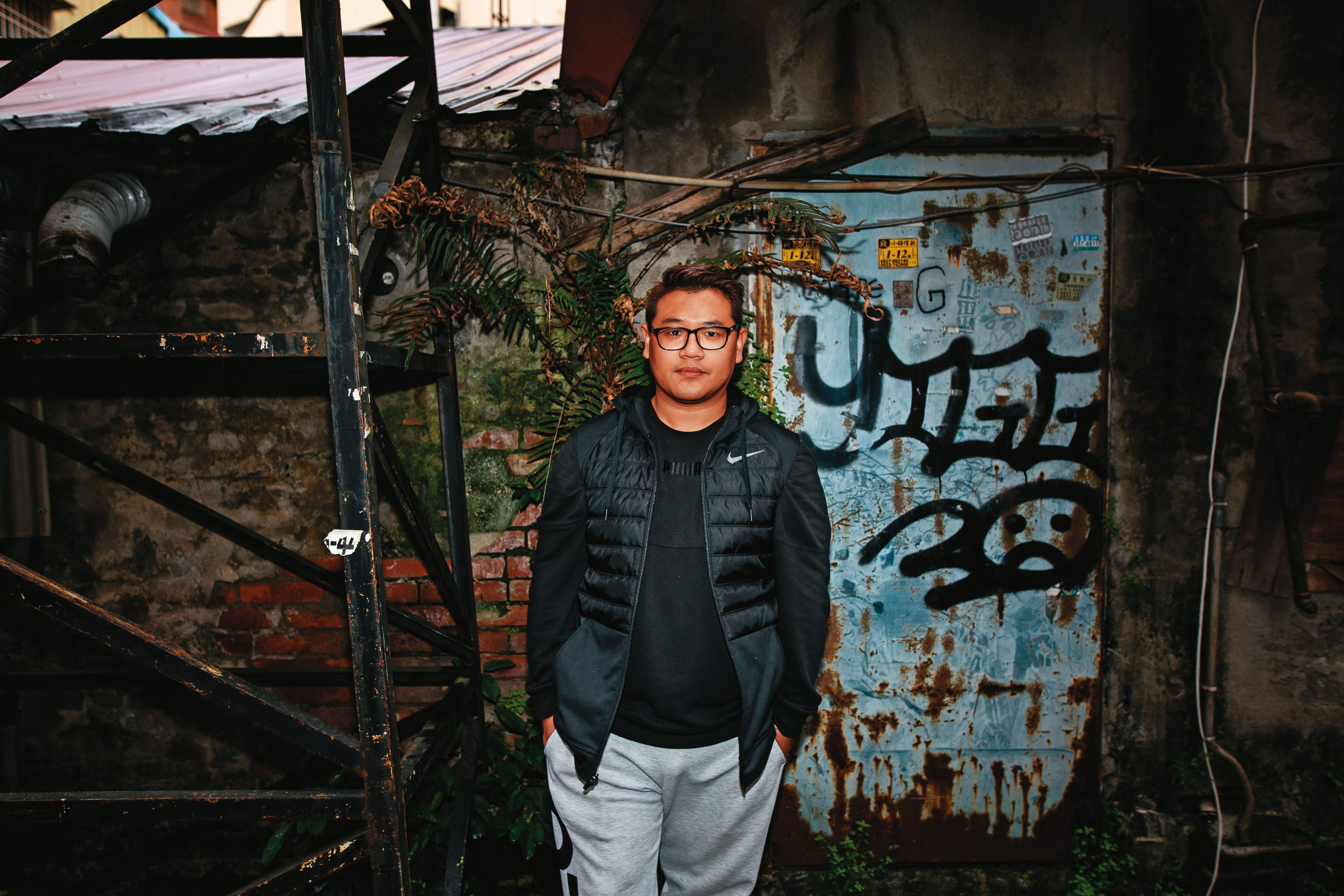 吳柏凱成長過程多波折，國二就開始接觸毒品，這個經驗影響了他日後的生活。