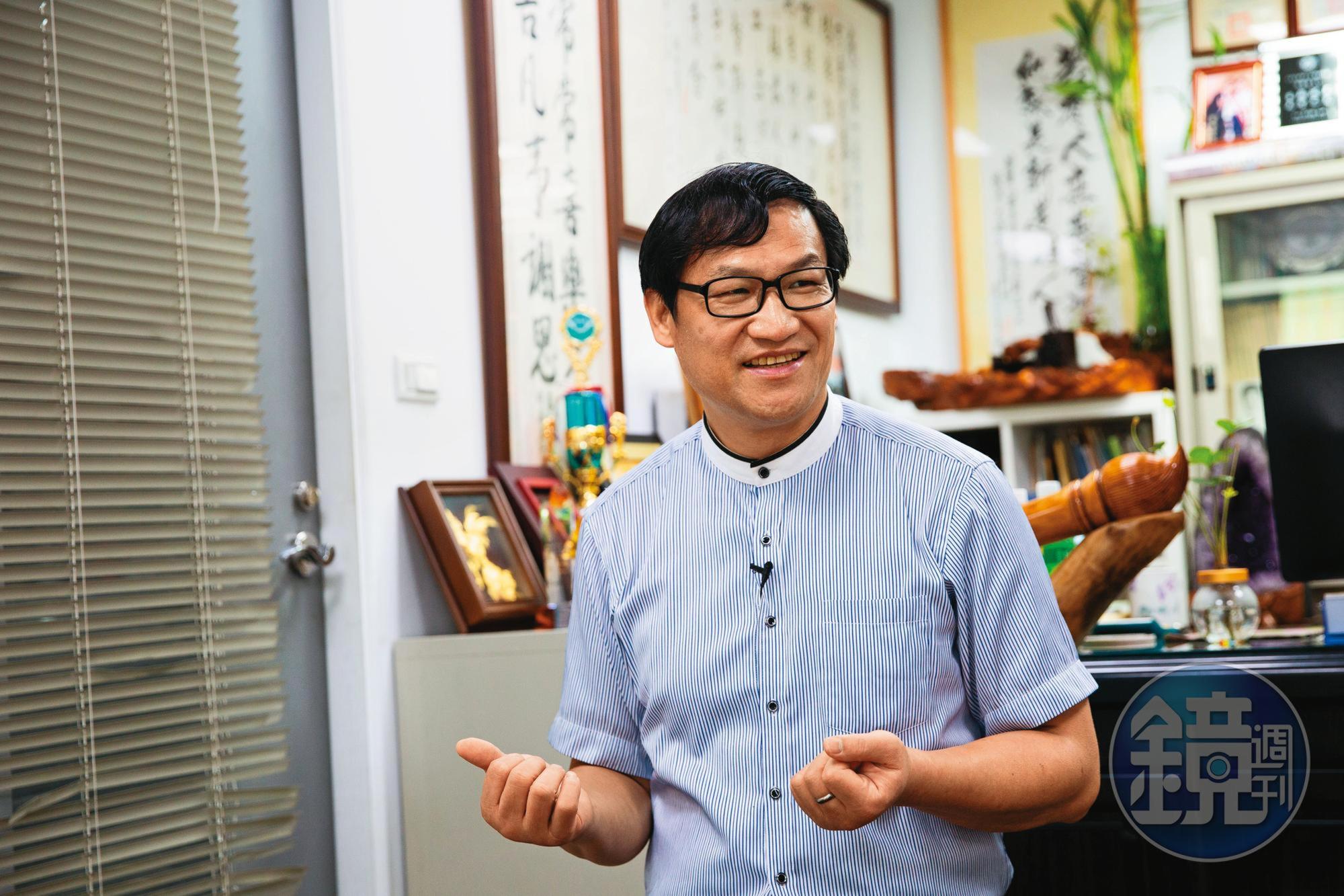 少年之家牧師張進益一路看著吳柏凱長大，是吳柏凱生活的一大支柱。