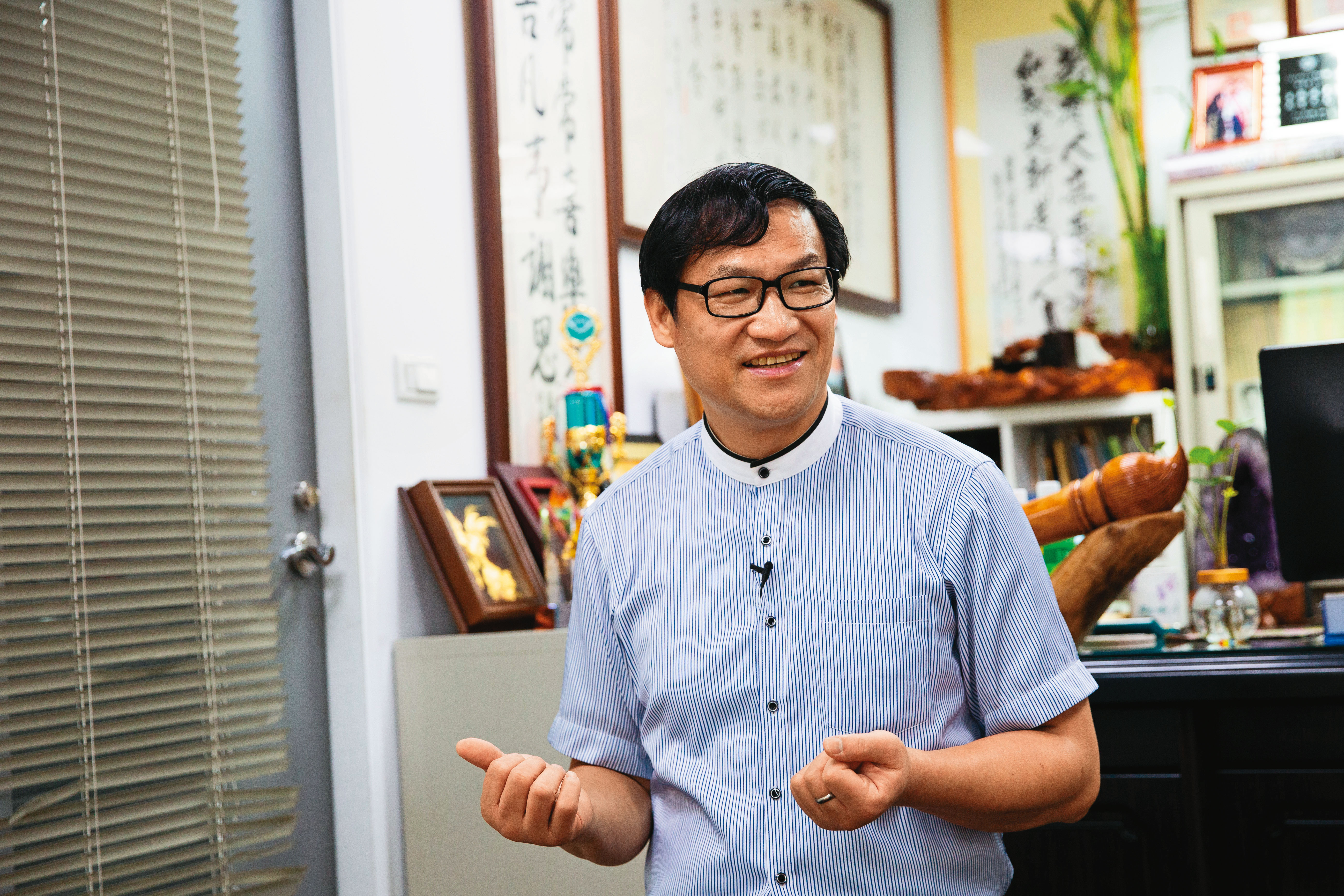 少年之家牧師張進益一路看著吳柏凱長大,是吳柏凱生活的一大支柱。