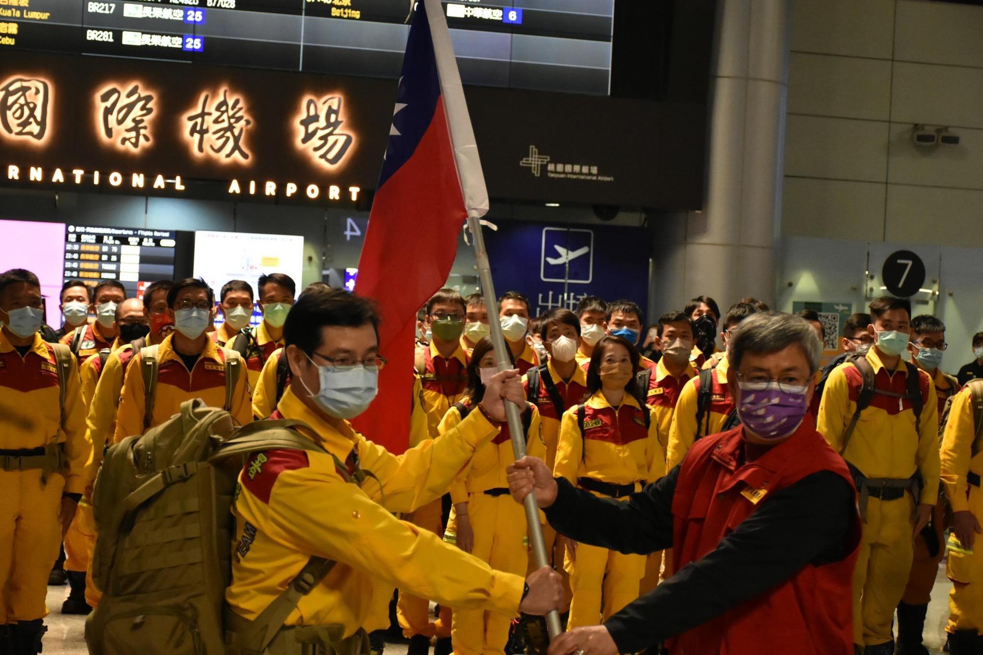 台灣派出兩梯次搜救團隊前往土耳其協助救援。(消防署提供)