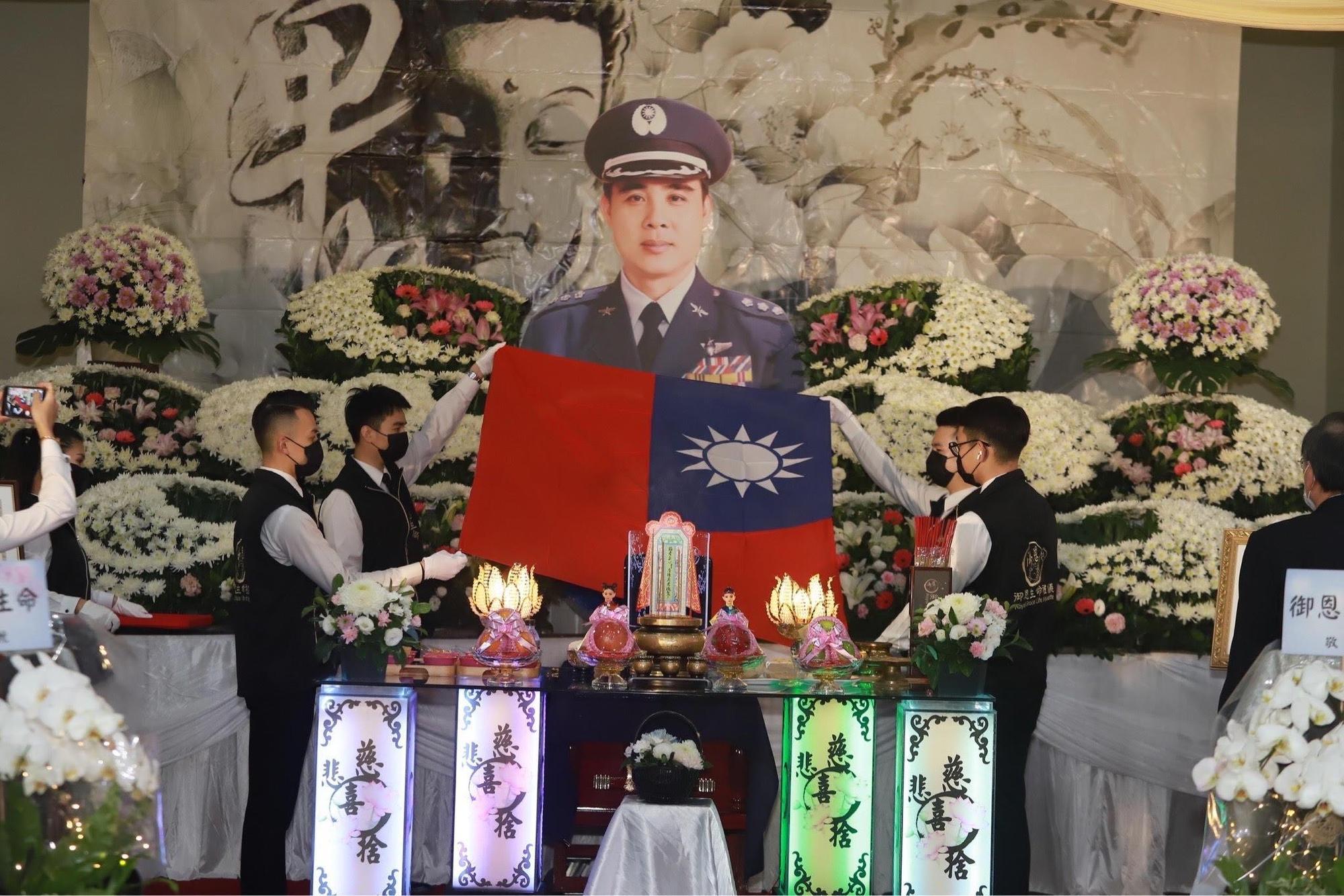 兵家綺選擇在告別式前申請，希望在父親的棺木上蓋國旗。（民視提供）