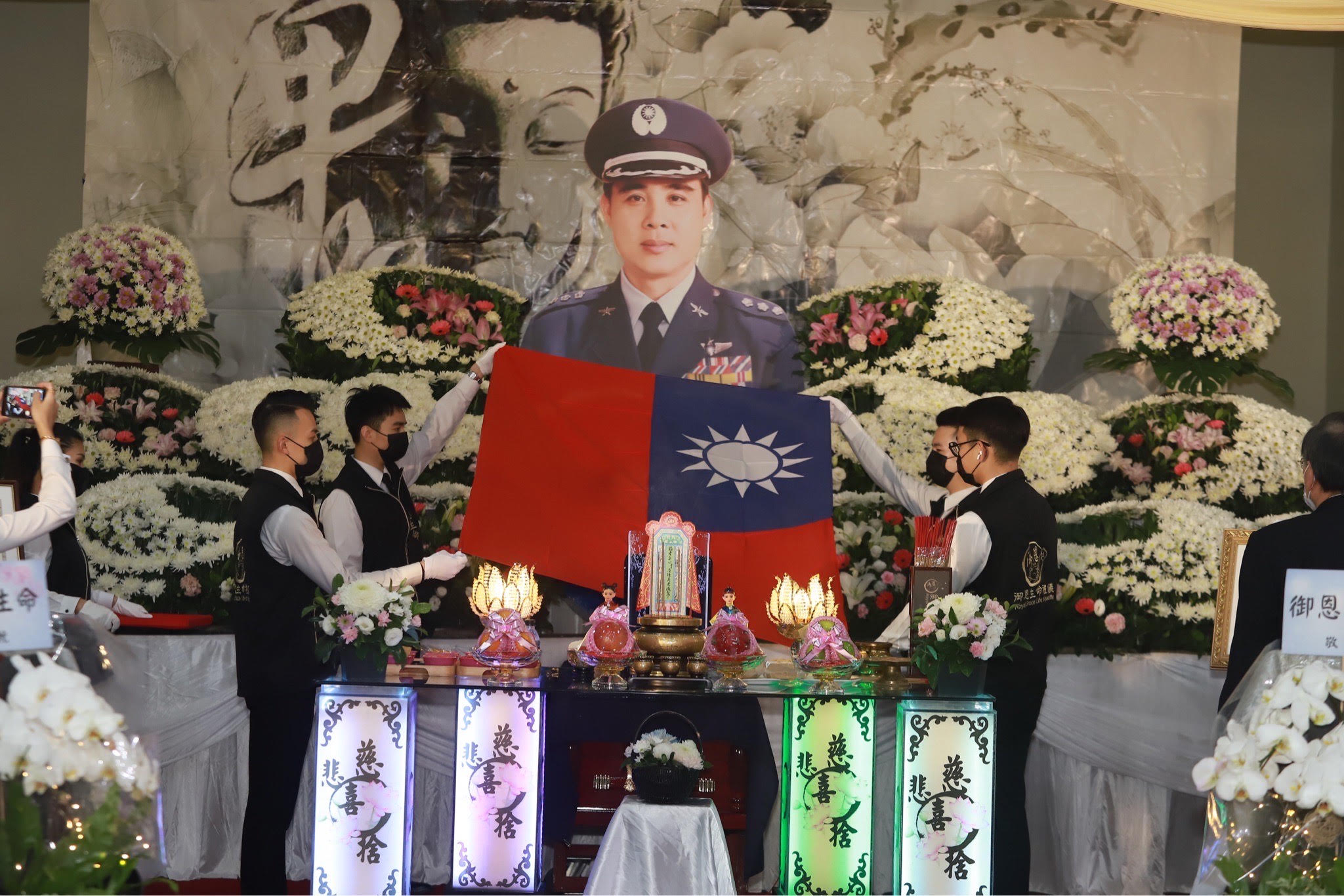 兵家綺選擇在告別式前申請，希望在父親的棺木上蓋國旗。（民視提供）