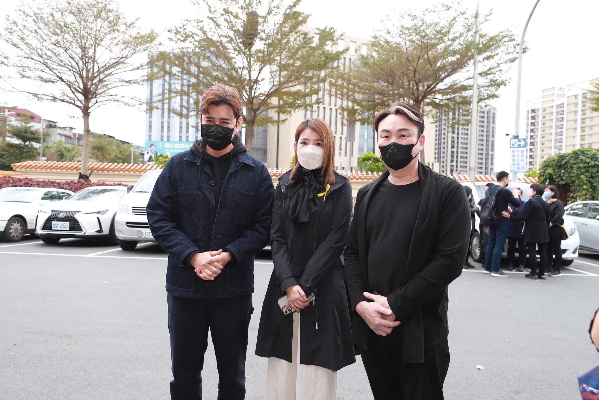 陳熙鋒、郭亞棠、洪毛一起出席兵家綺告別追思會。（民視提供）