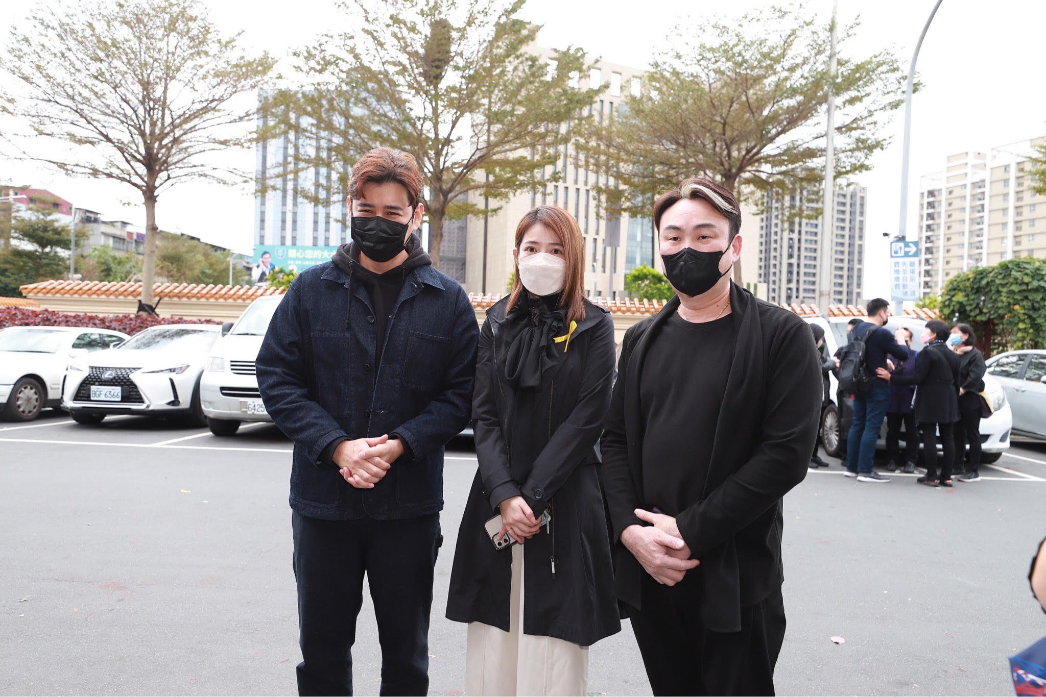 陳熙鋒、郭亞棠、洪毛一起出席兵家綺告別追思會。（民視提供）