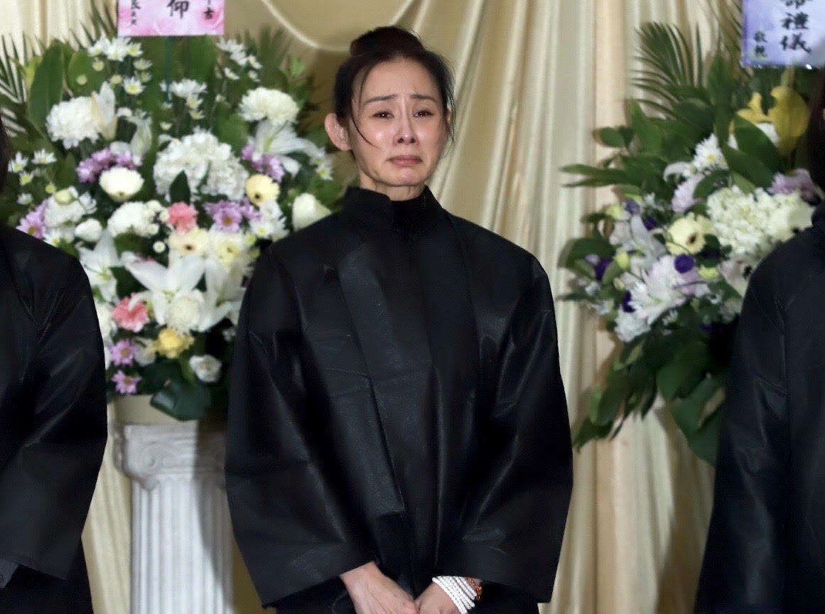 兵家綺今日憔悴淚眼送父親最後一程。(民視提供)