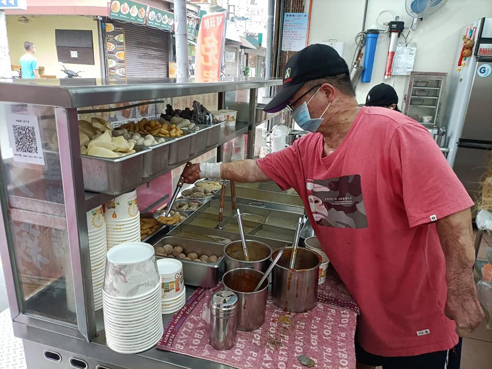 新竹城隍廟附近一家甜不辣店，老闆即便10指截肢，仍努力做生意。（翻攝自城隍廟口甜不辣臉書）