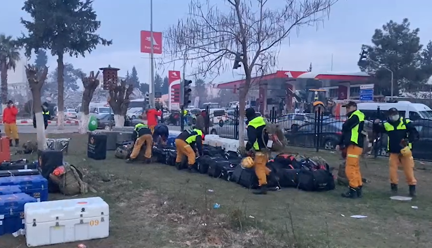 台灣第1梯次搜救隊上午已抵達重災區阿德亞曼省投入救援。（翻攝自消防署推特）