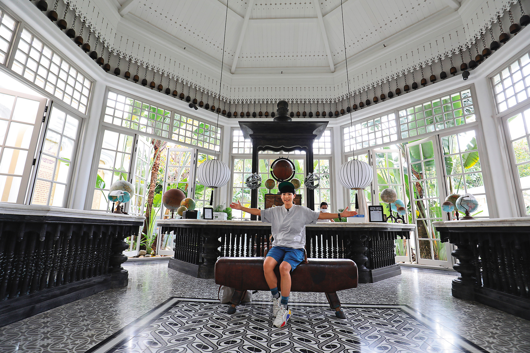 「富國島翡翠灣JW萬豪度假酒店」將Check in櫃檯打造得就像是學校的新生報到處。