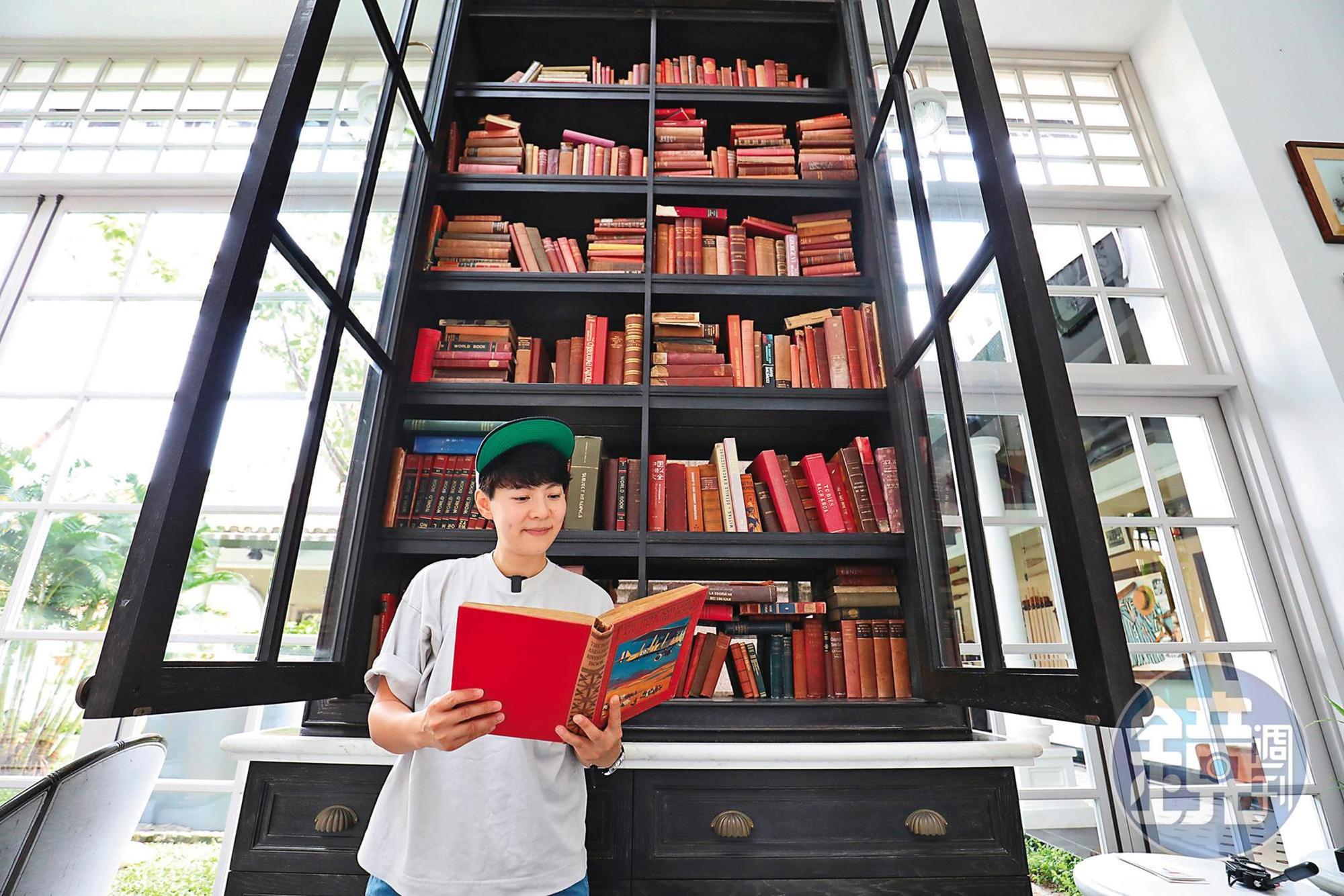 大廳書櫃內的書籍都不是裝飾品，而是真的可以翻閱。
