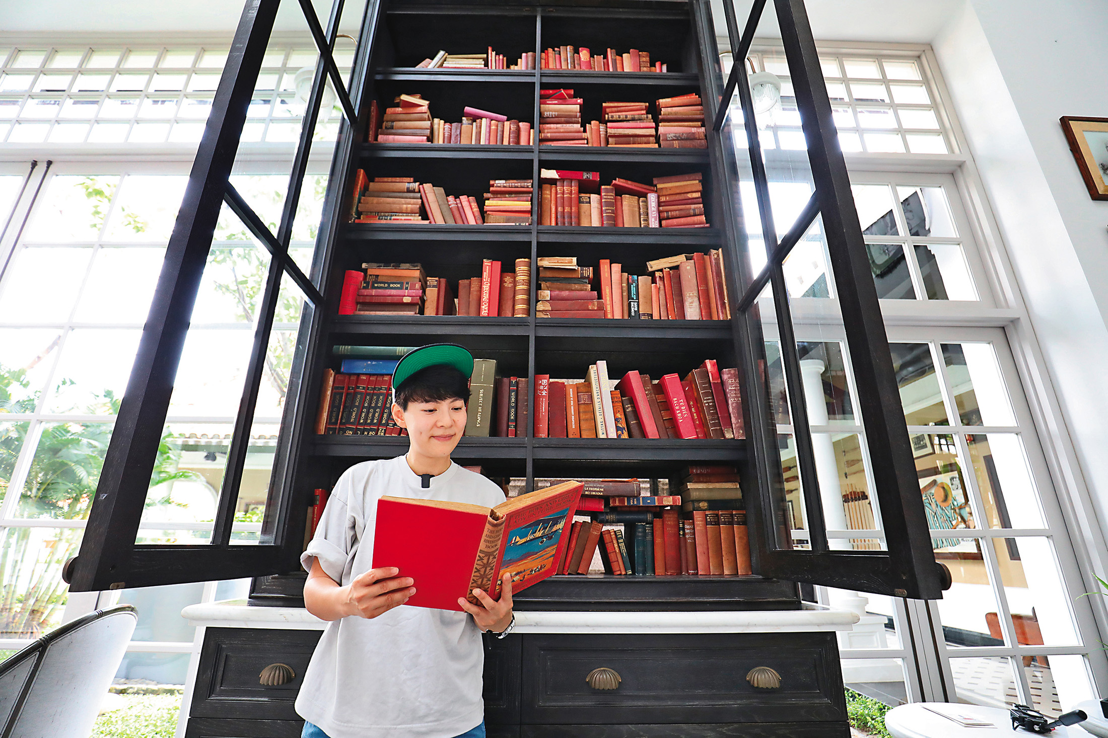 大廳書櫃內的書籍都不是裝飾品,而是真的可以翻閱。