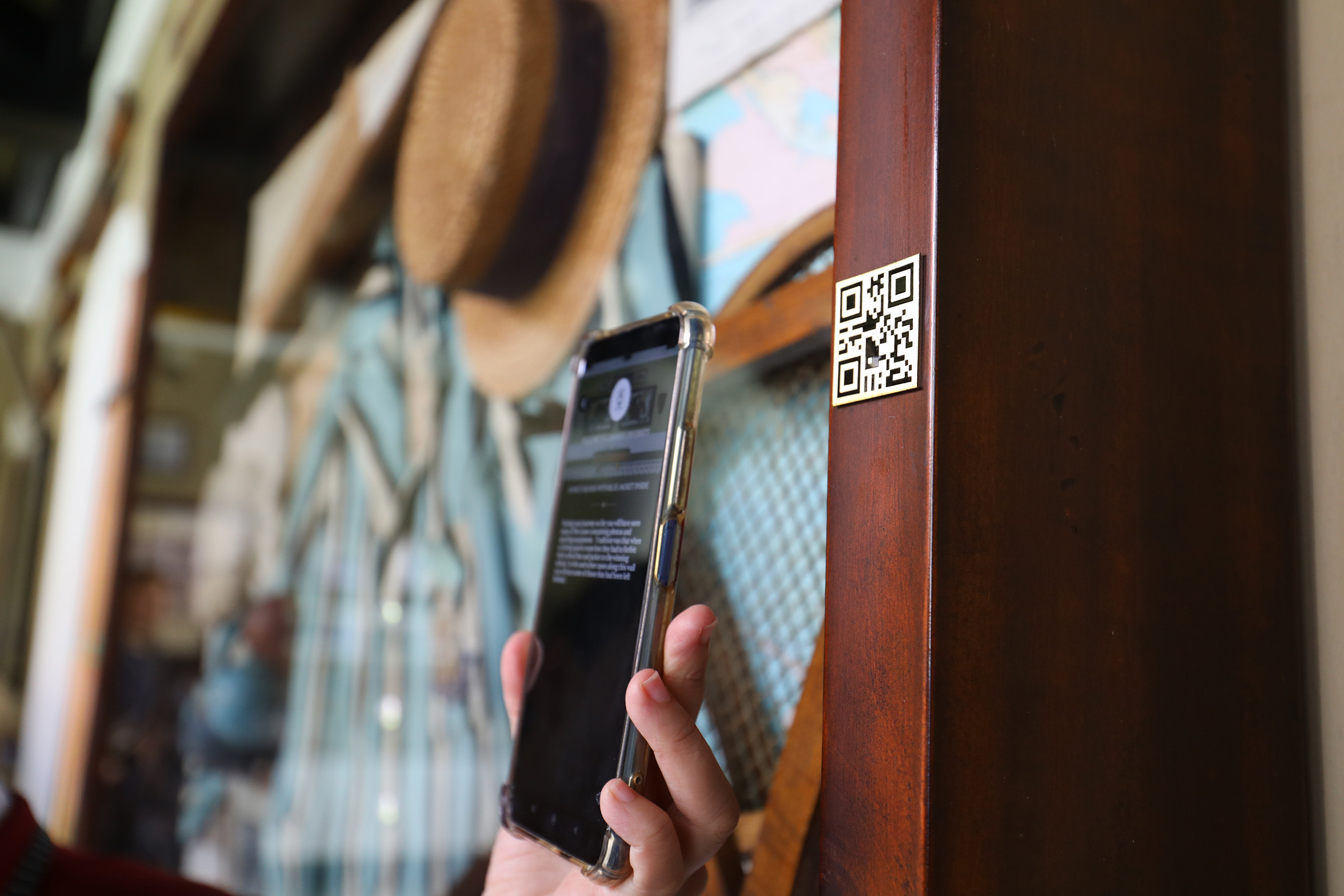 掃描飯店內的QR code也可以自行體驗飯店導覽解說。