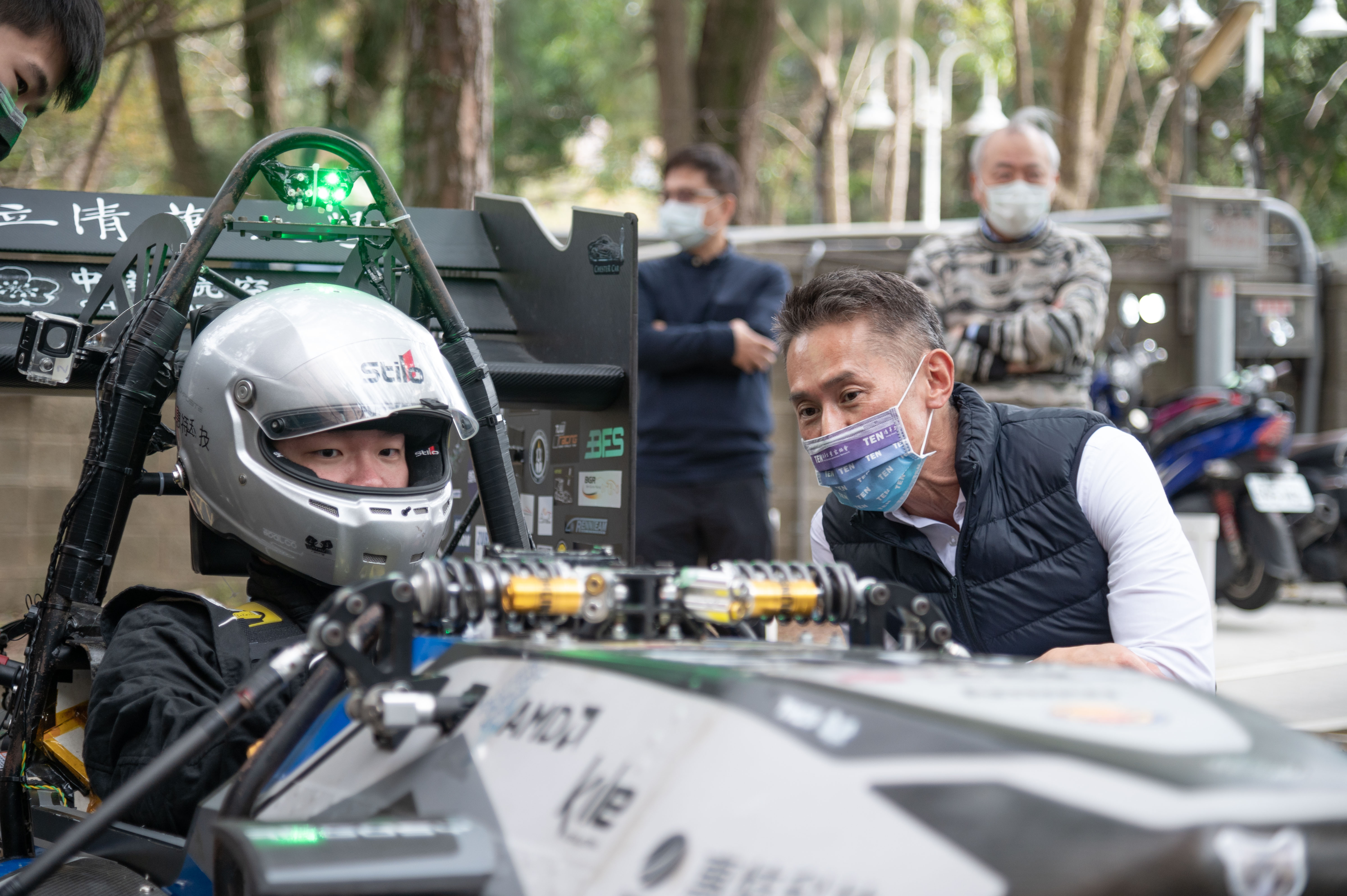 清華學生參與國際競賽將可採計學分。圖為校長高為元（右）勉勵清大賽車工廠選手。（清華大學提供）