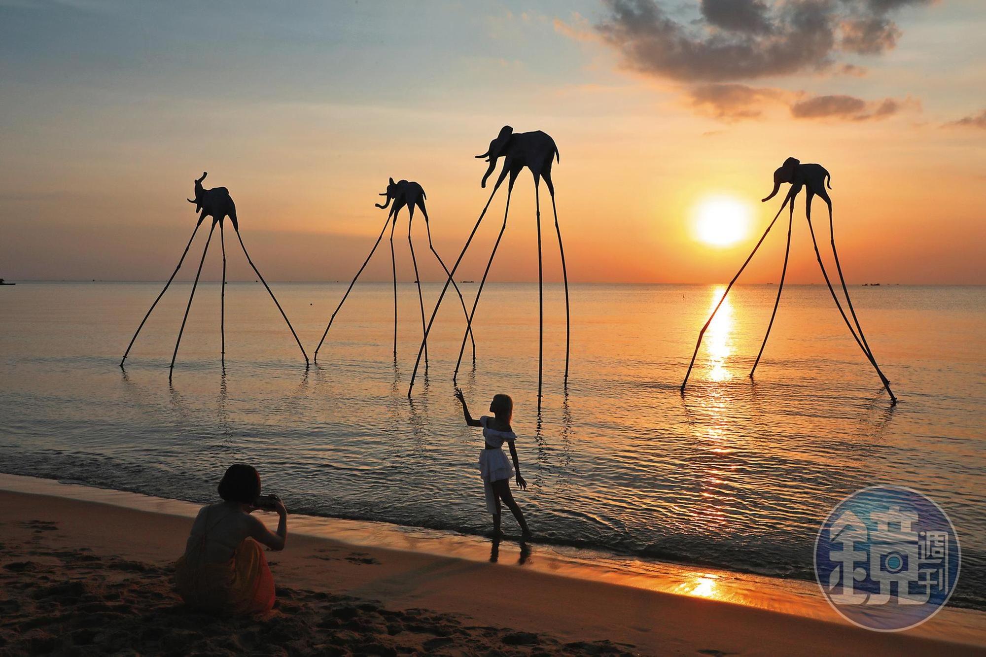 位於富國島西部的「Sunset Sanato Beach」，以各種造型奇特的地景裝置藝術而著名，網路上最熱門的打卡照片是以4隻長腿大象造景當作背景。
